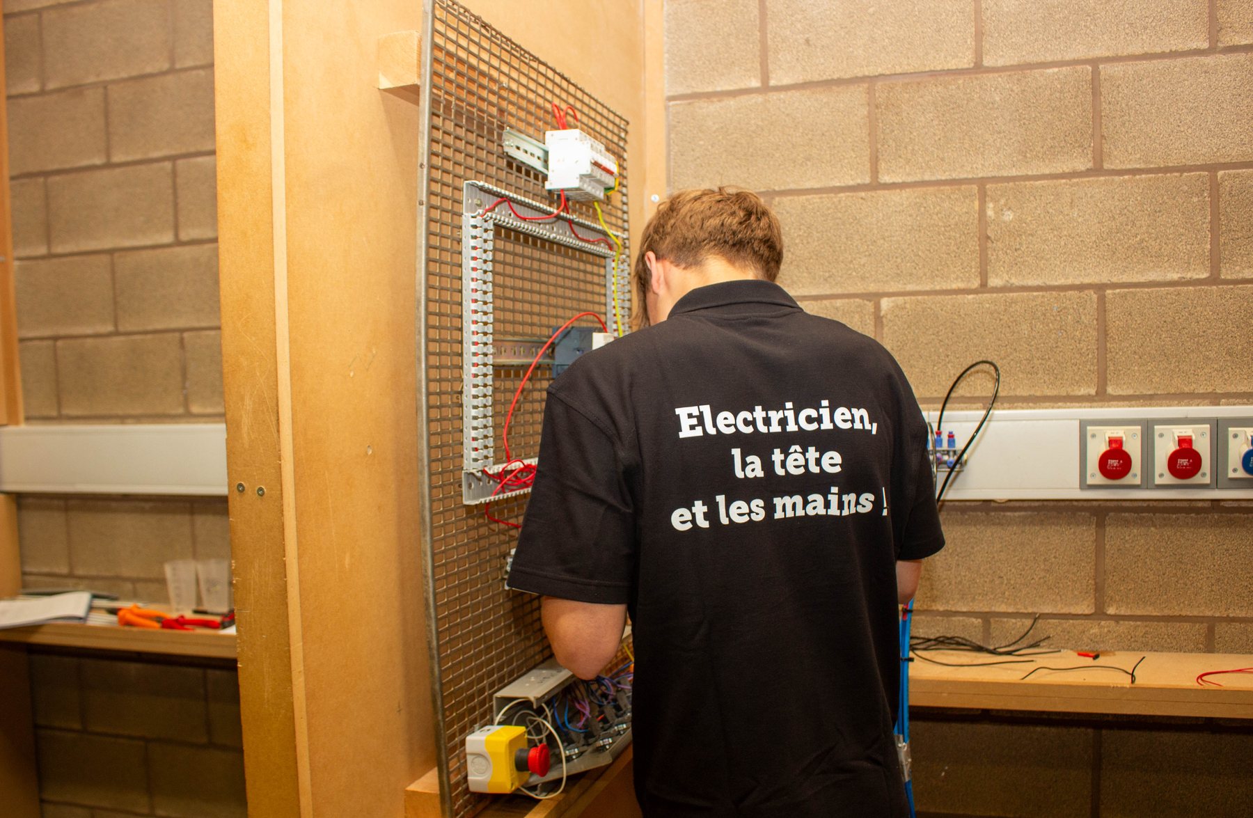 Élève électricien câblant un tableau