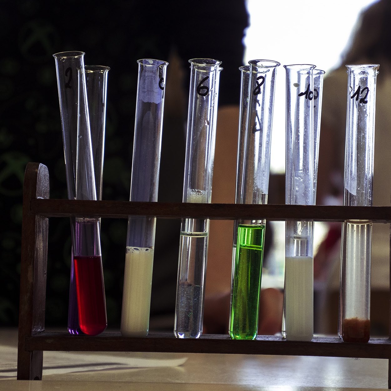 Éprouvettes aux liquides colorés dans un laboratoire de sciences