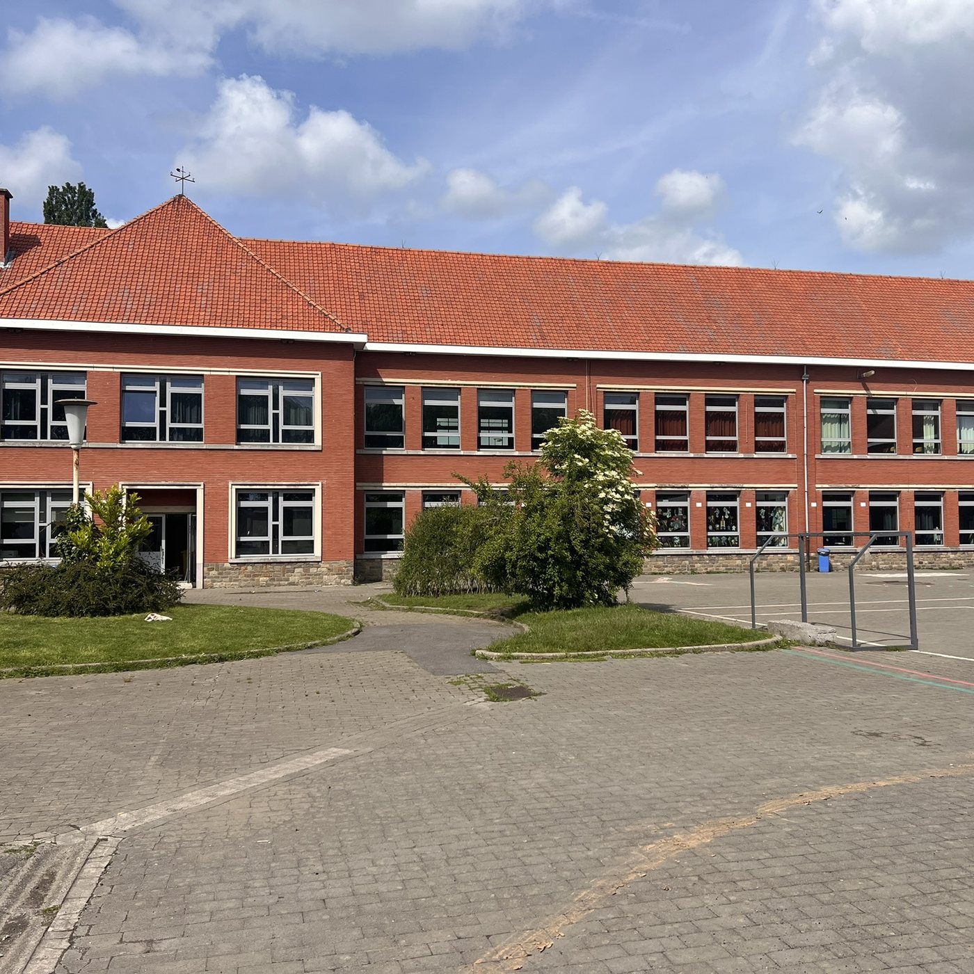 Le bâtiment principal en briques rouges du campus de Saint-Georges