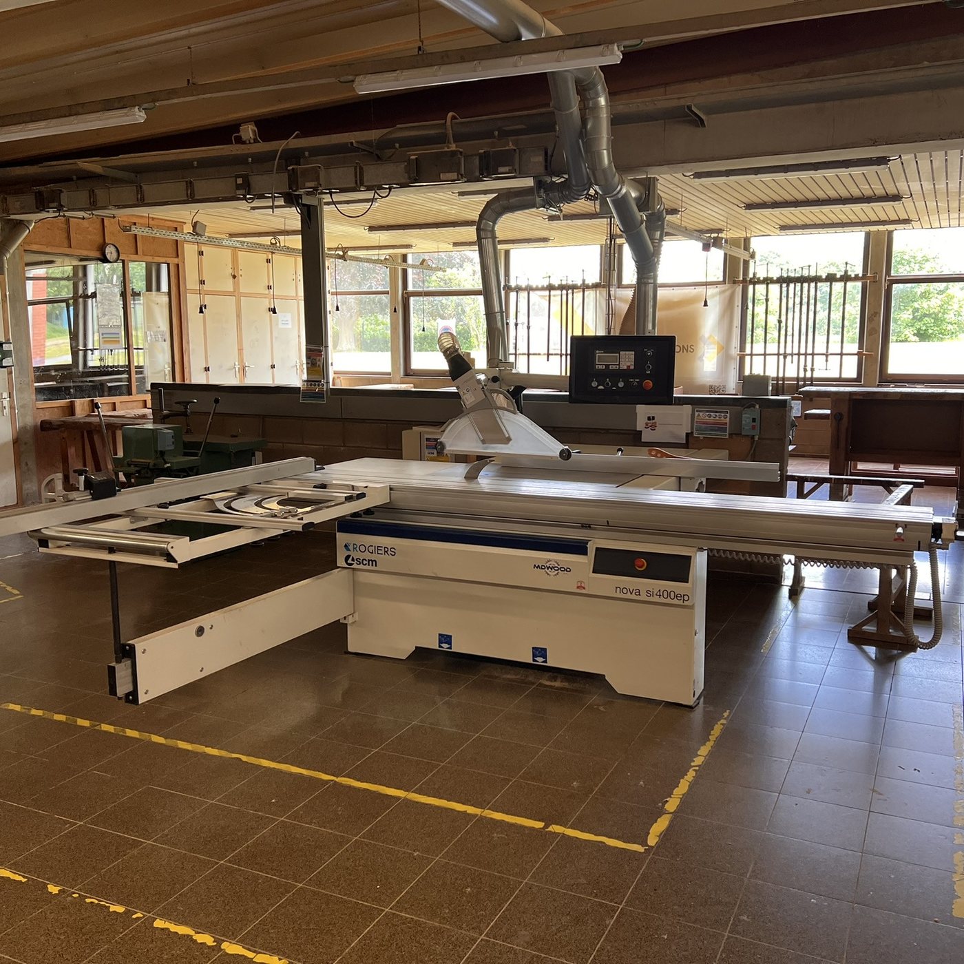 L’atelier de menuiserie de Saint-Georges et sa scie à format
