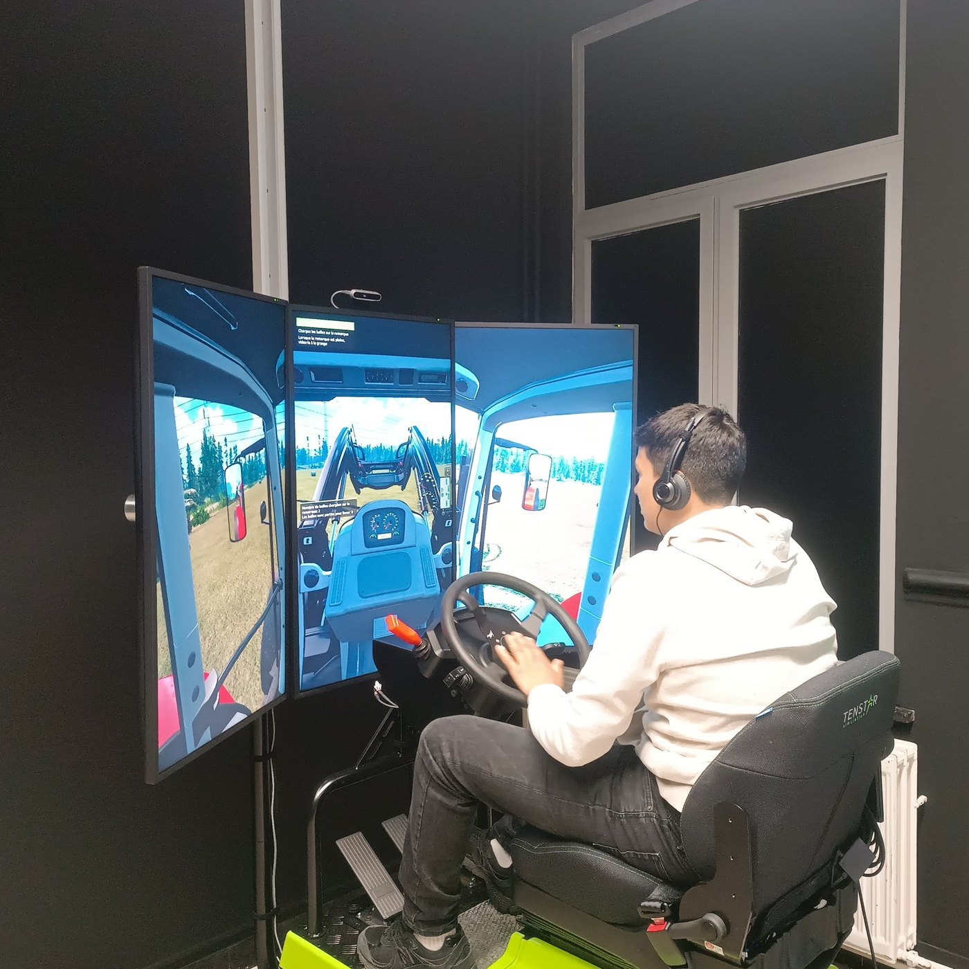 Élève au volant du simulateur de tracteur