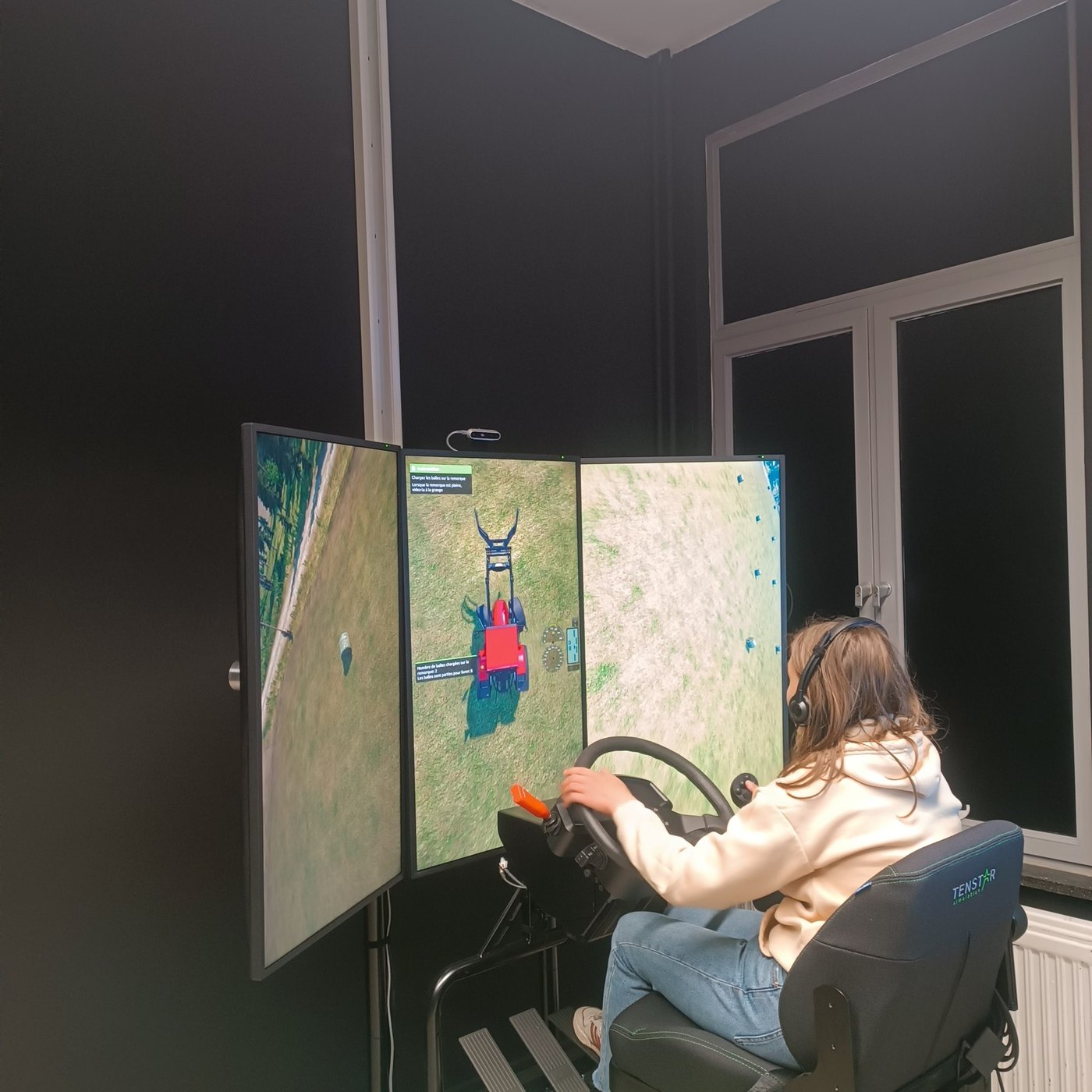 Élève au simulateur de tracteur