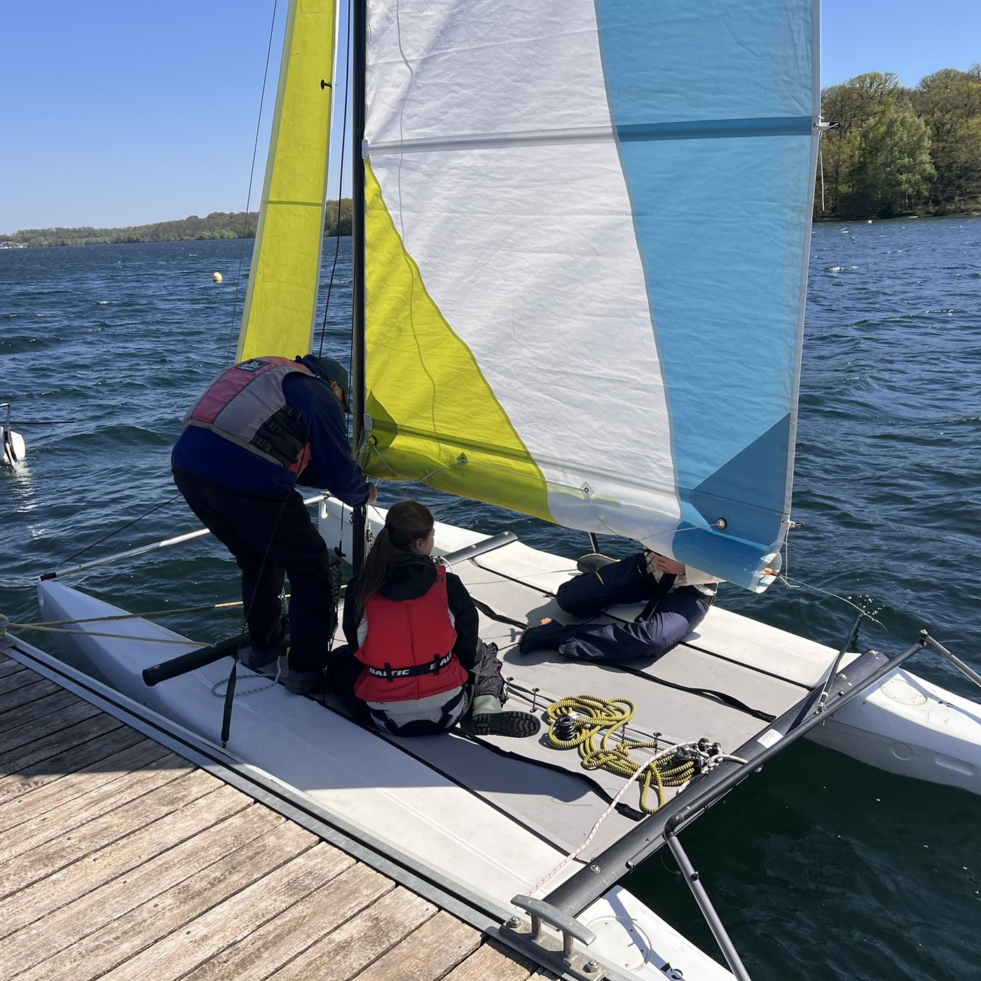 Élèves préparant la voile d’un catamaran