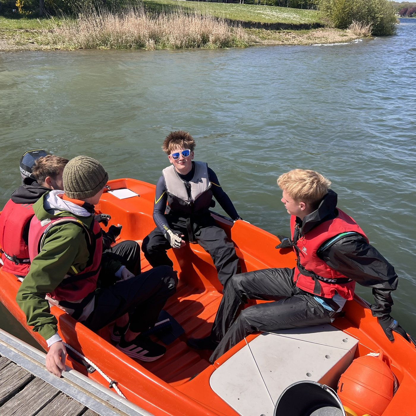 Élèves en gilets de sauvetage dans un bateau