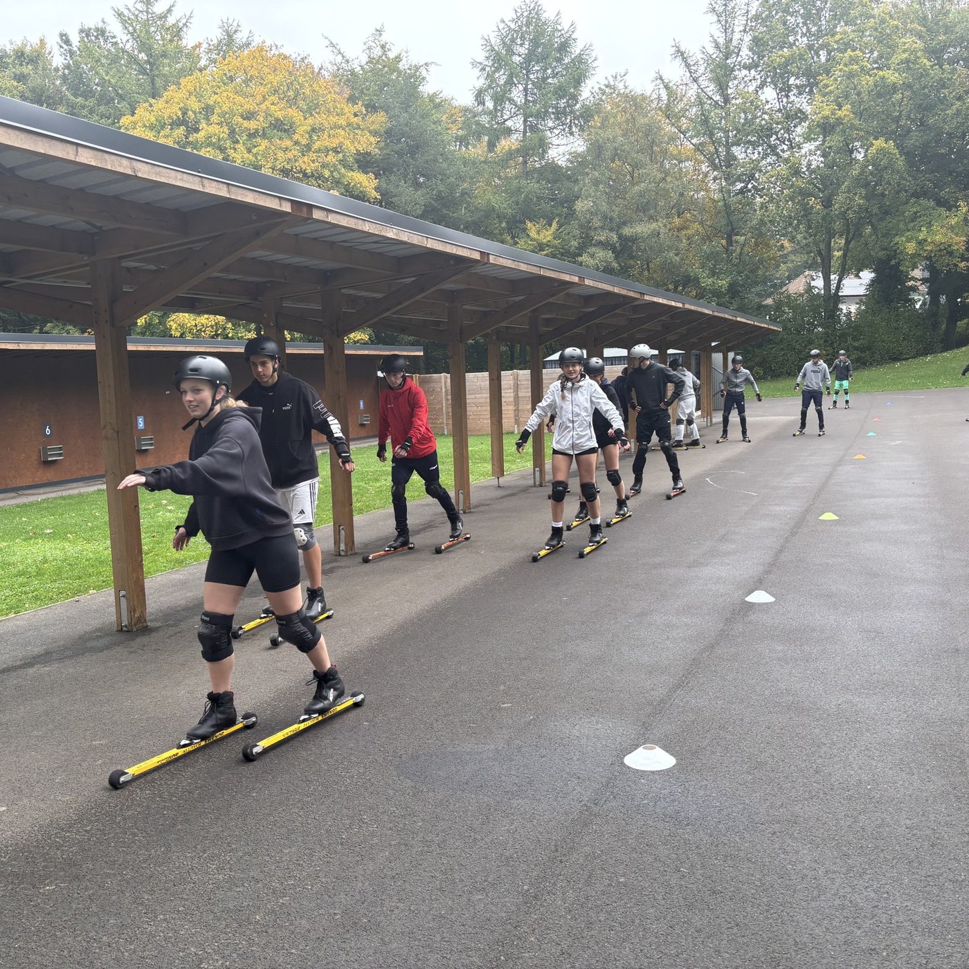 Élèves de l’option éducation physique en ski à roulettes lors du stage à Spa