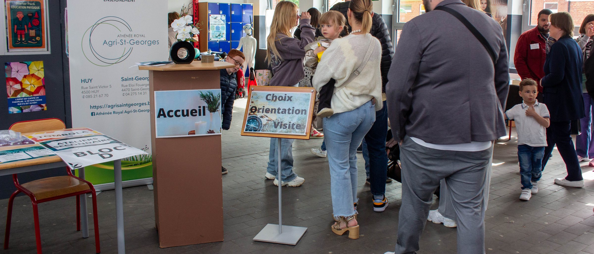 Familles accueillies dans le hall lors de la journée portes ouvertes