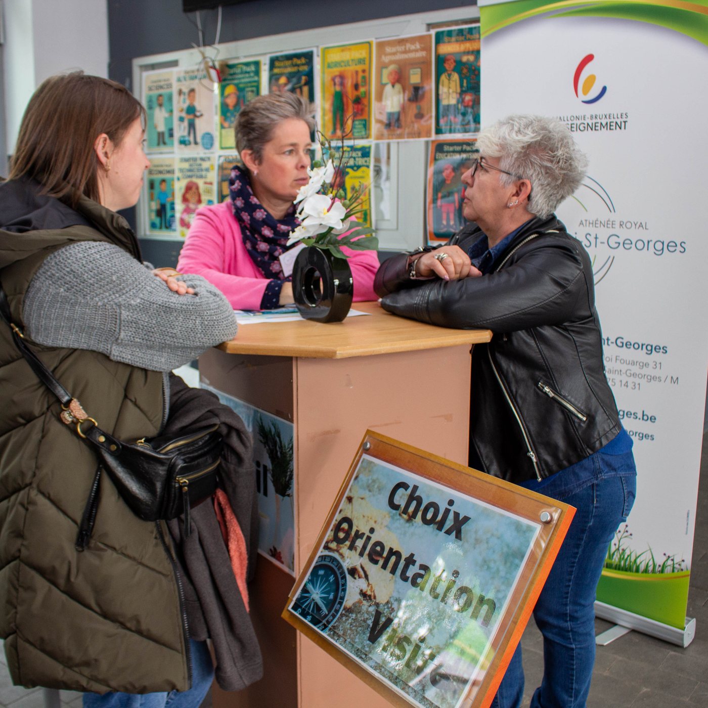 Accueil et orientation des familles lors de la journée portes ouvertes