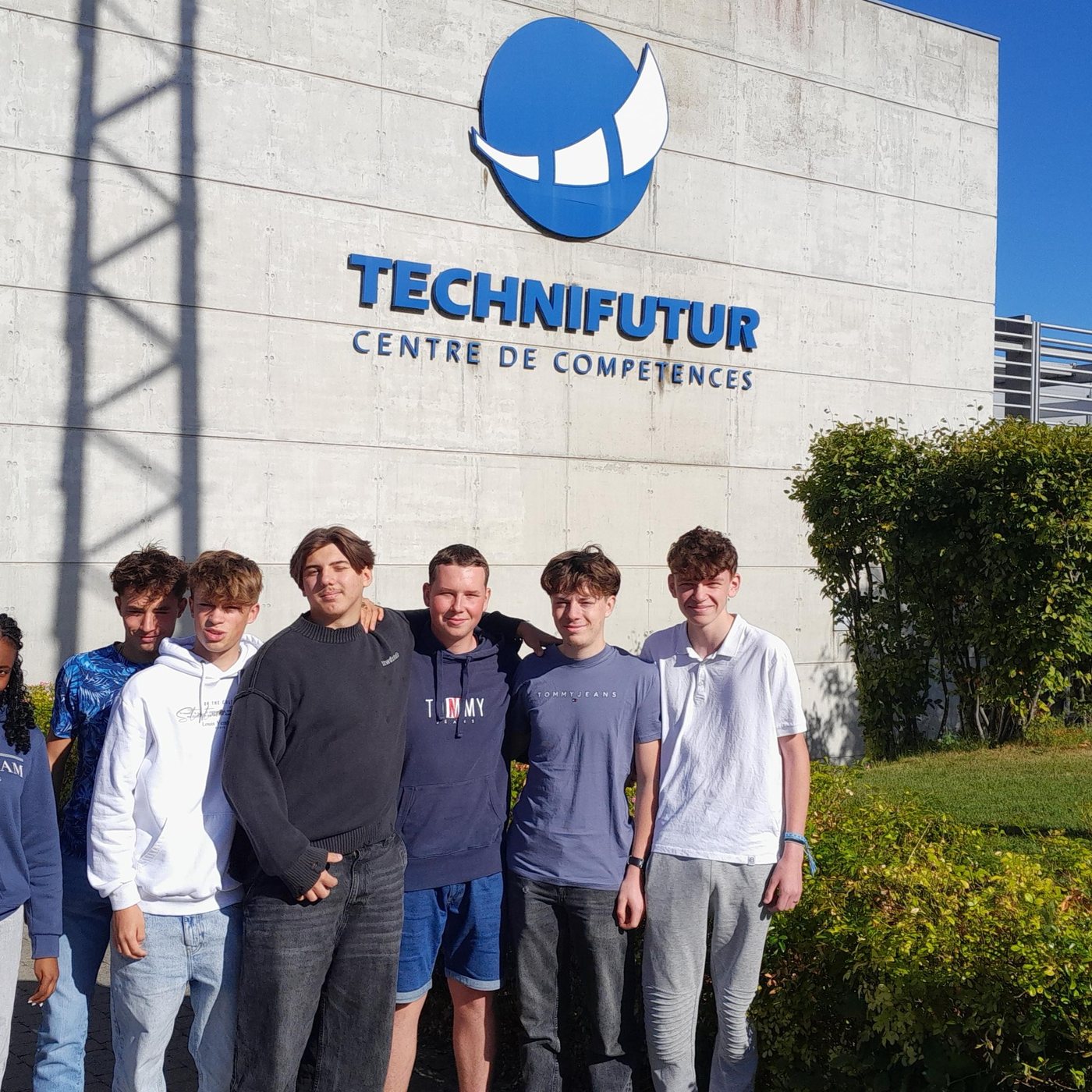 Élèves devant le centre de compétences Technifutur