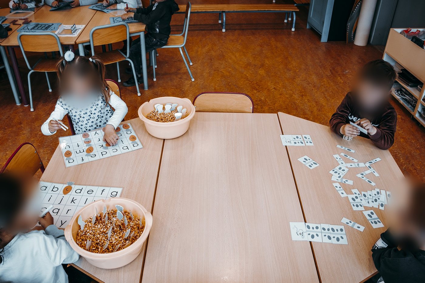 Enfants de maternelle en ateliers autour d’une table