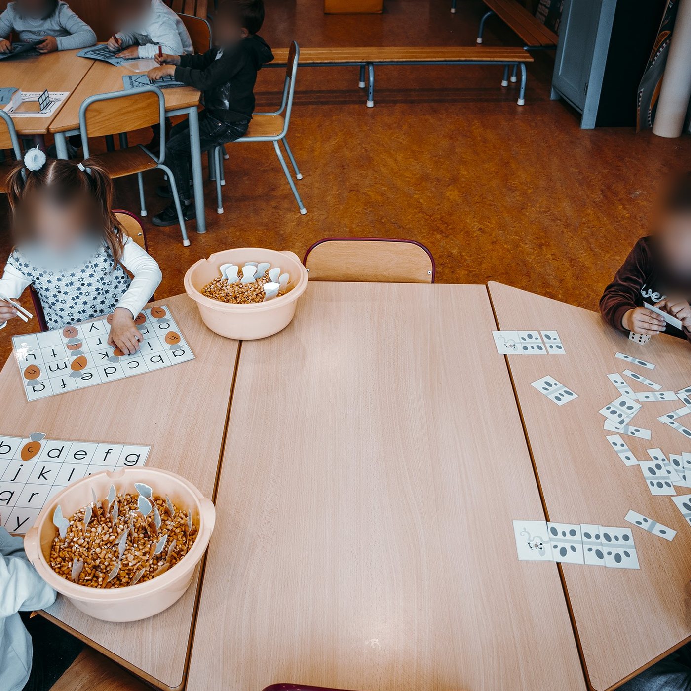Enfants de maternelle en ateliers