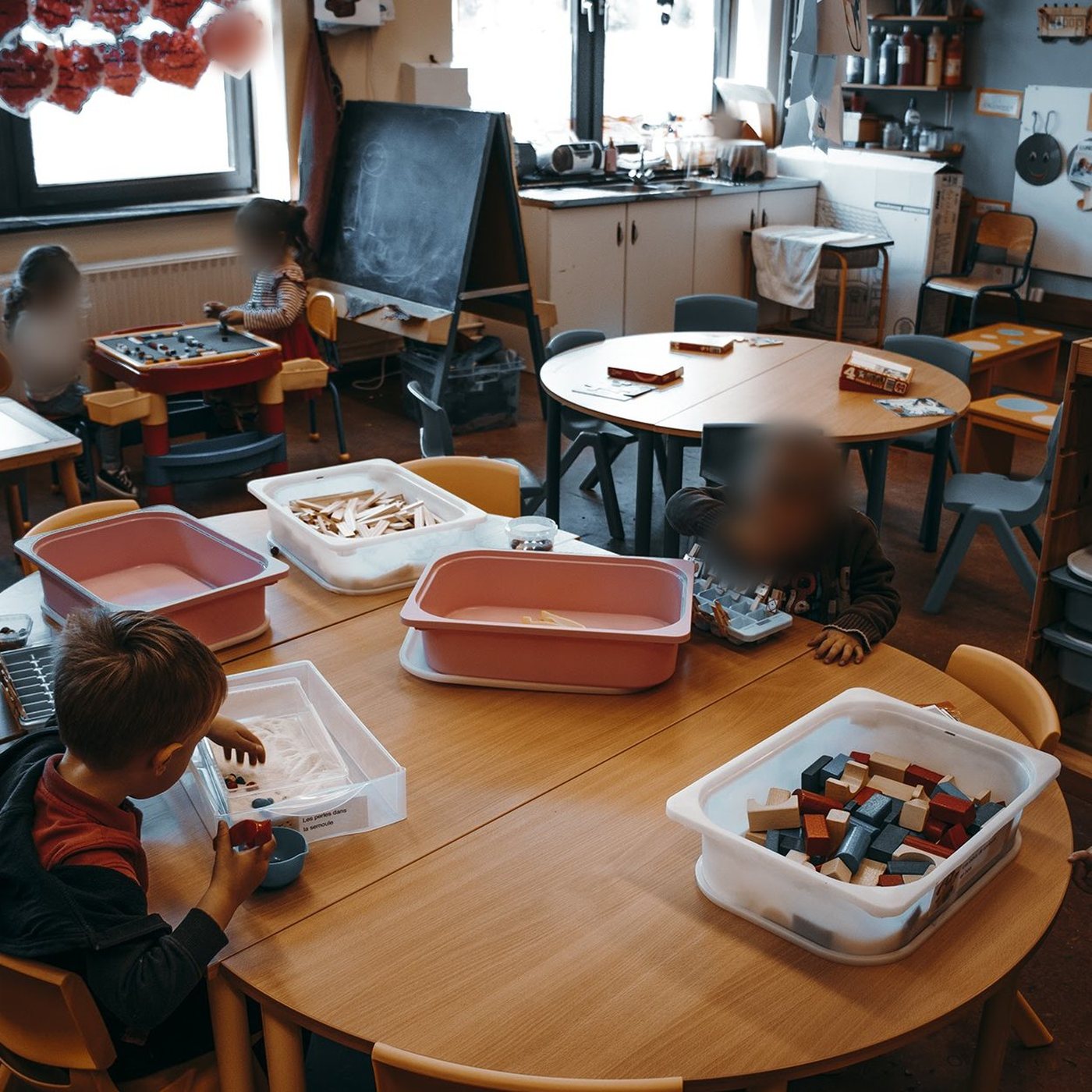 Classe maternelle en ateliers sensoriels