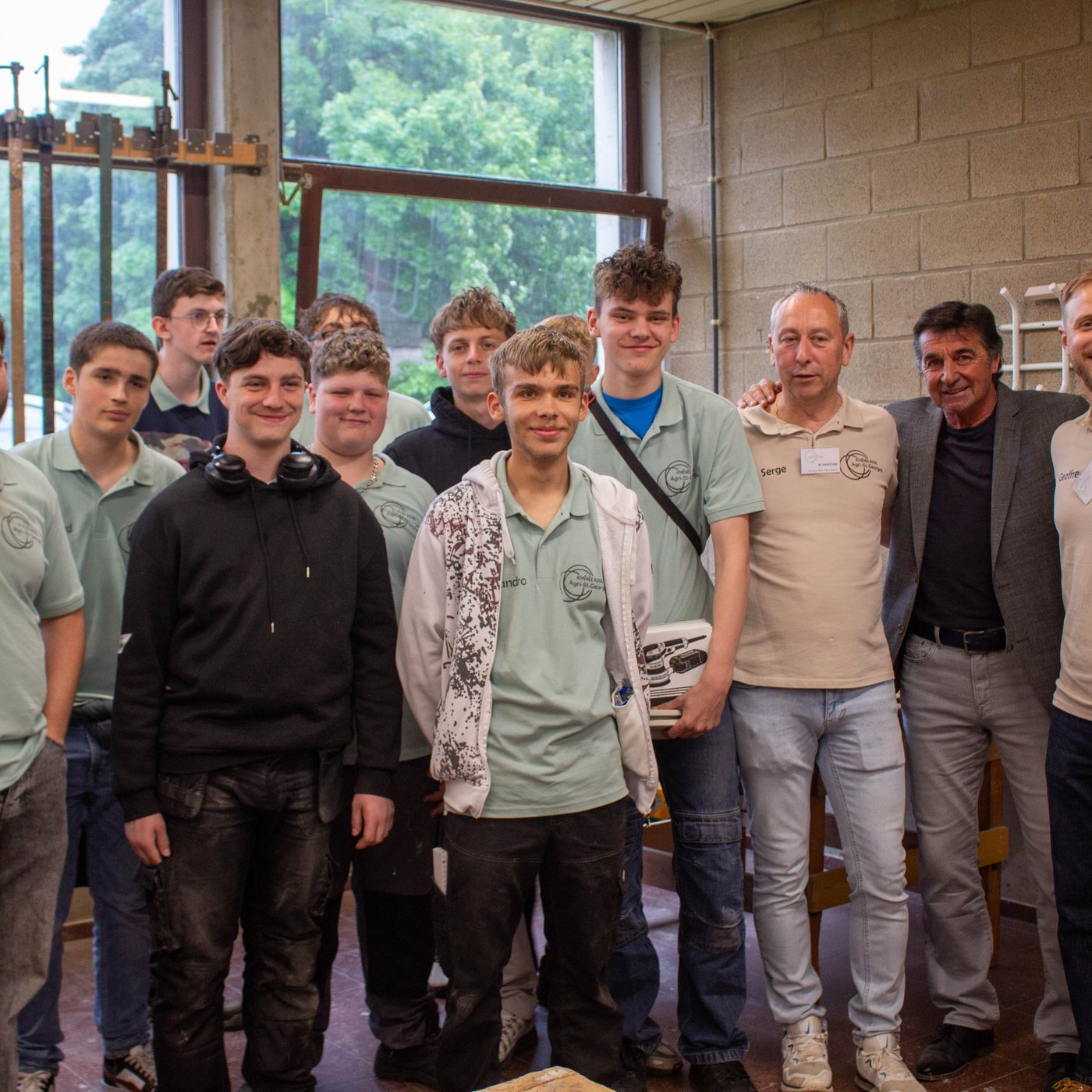 Photo de groupe des élèves menuisiers et de leurs professeurs