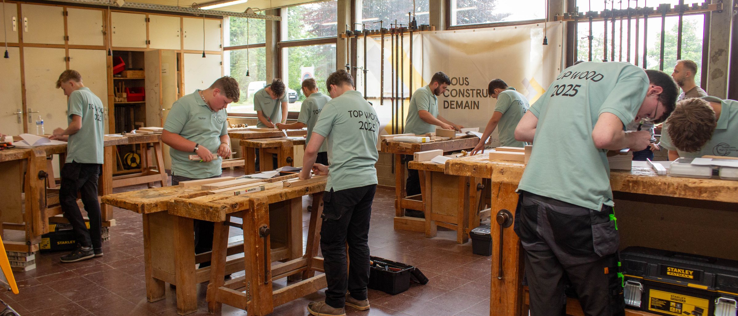 Atelier de menuiserie en pleine activité