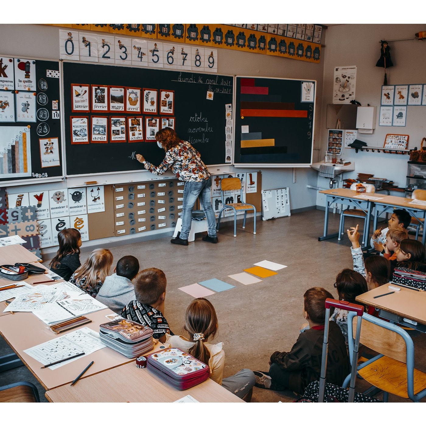 Classe de primaire avec l’institutrice au tableau