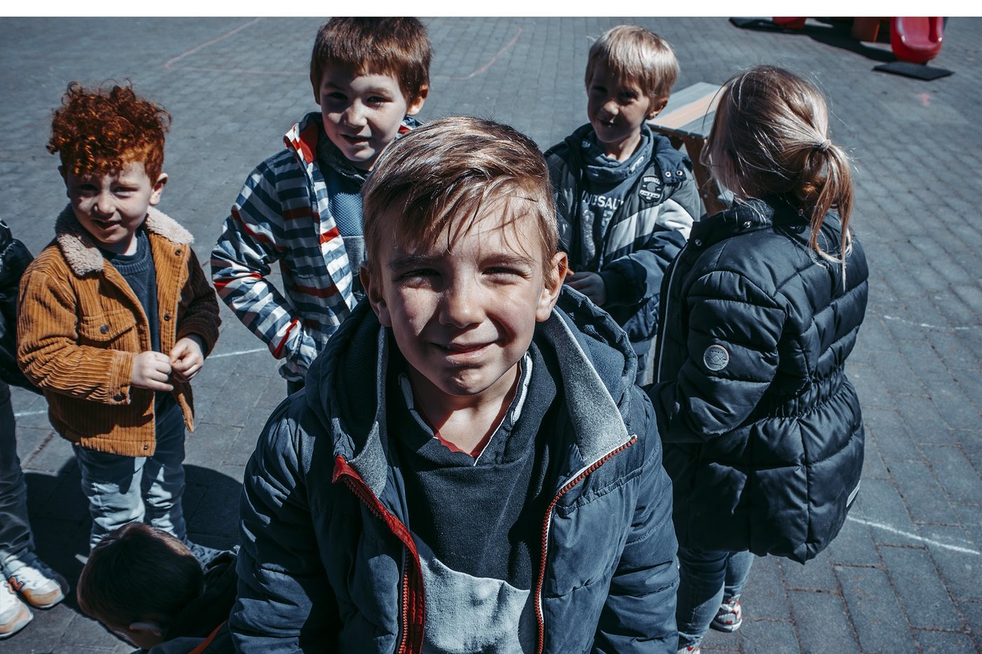 Enfants du primaire dans la cour