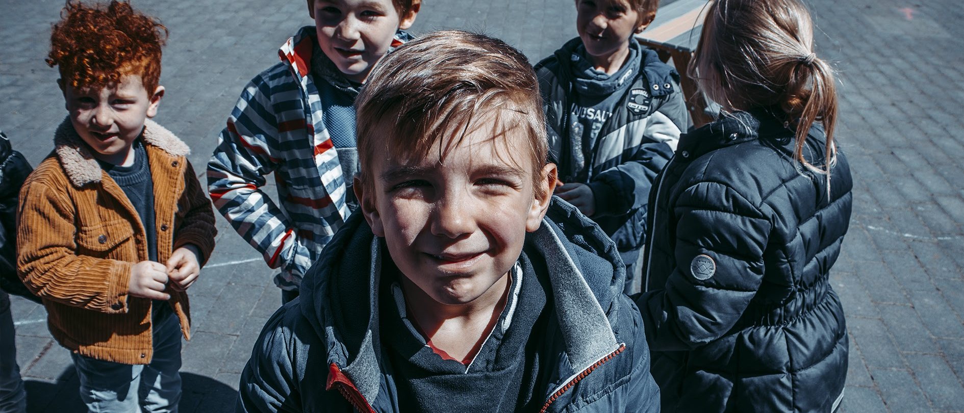 Enfants souriants dans la cour de l’école