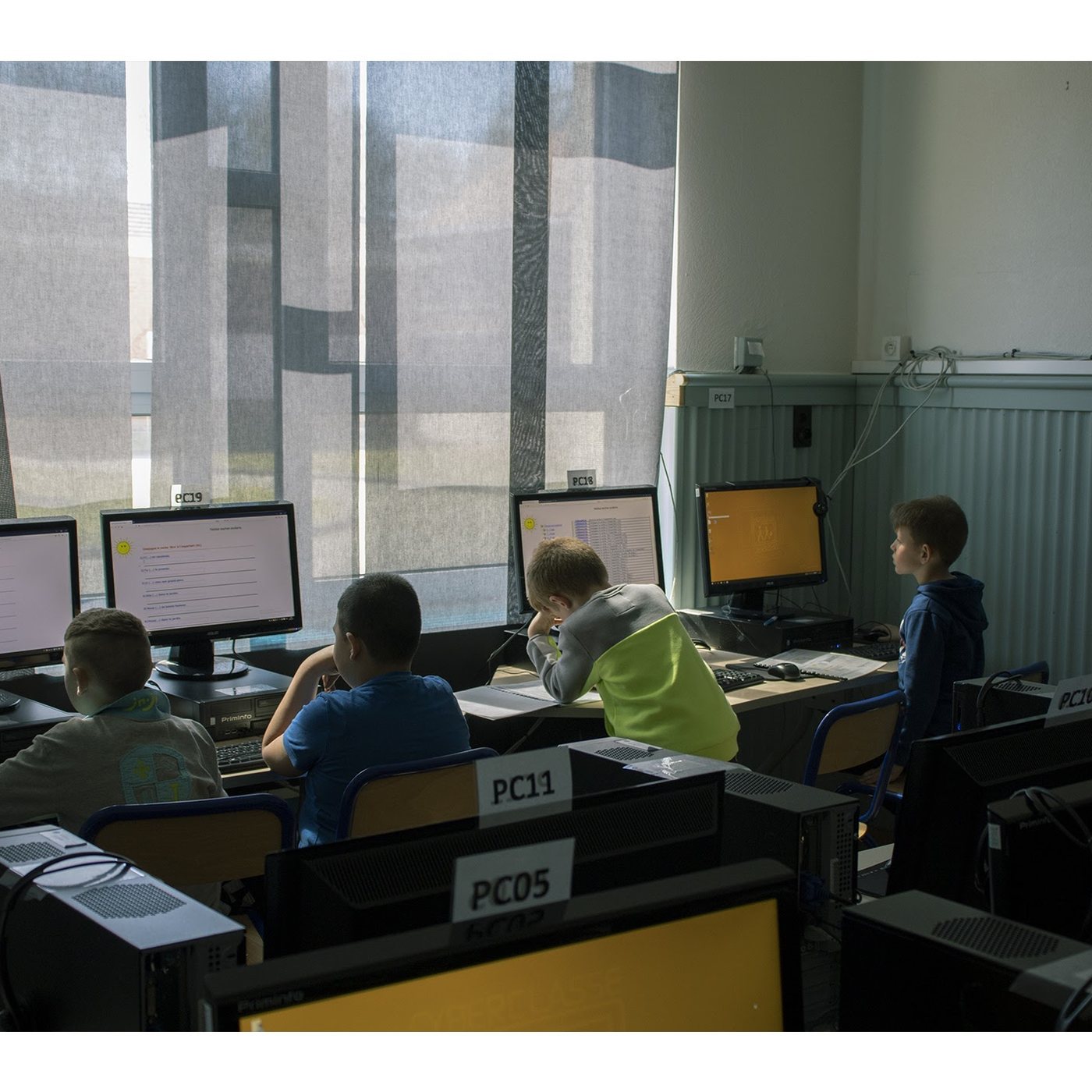 Élèves du primaire en salle informatique