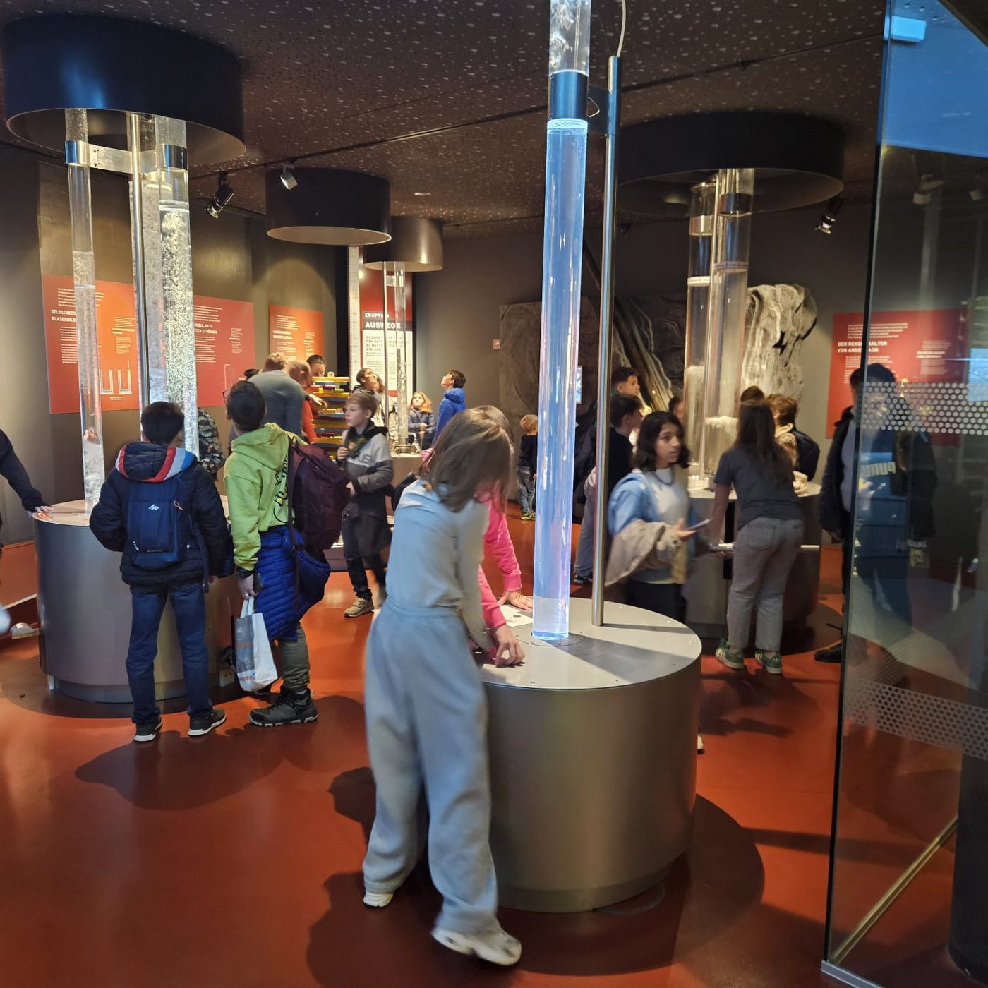 Élèves découvrant des expériences dans un musée scientifique