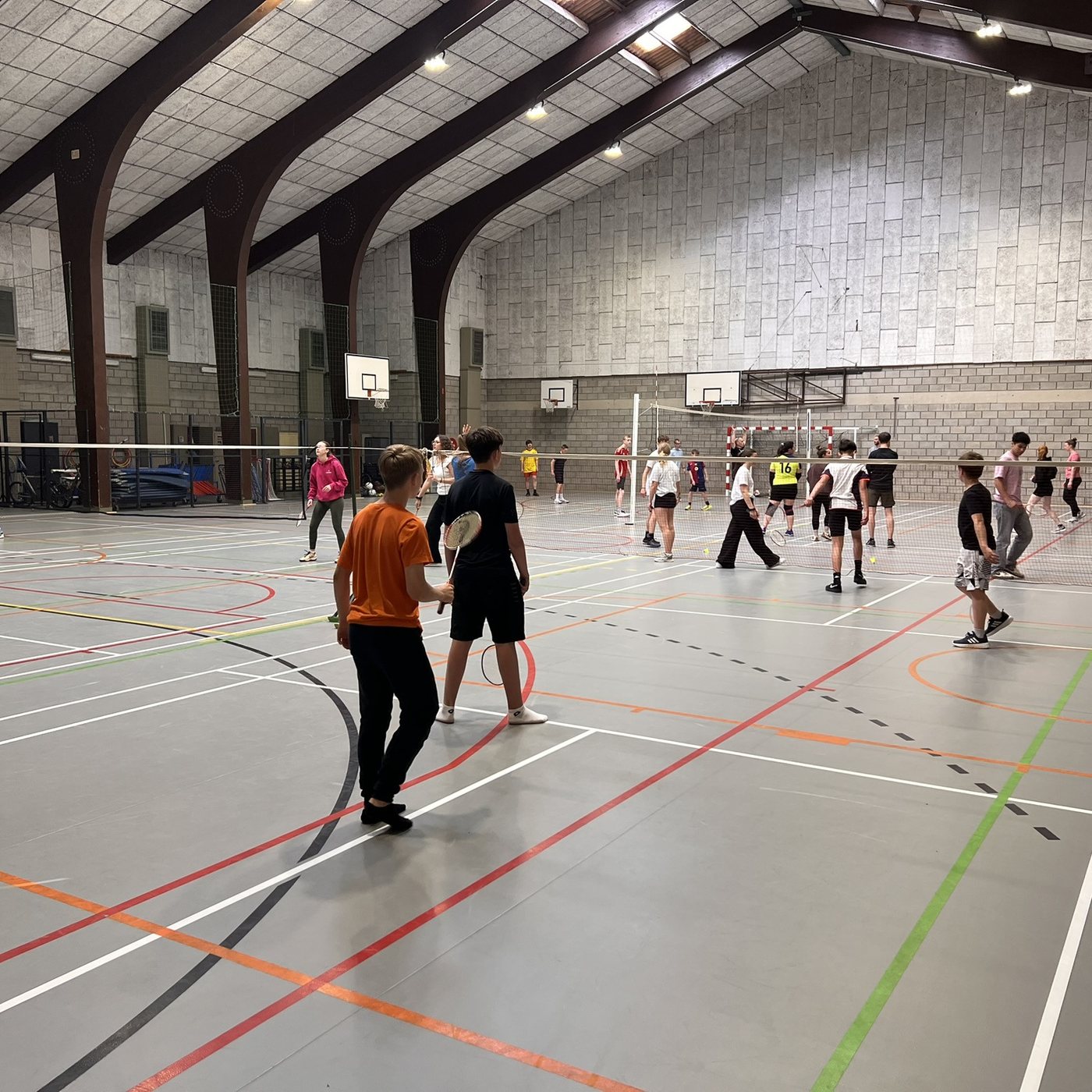 Élèves jouant au badminton
