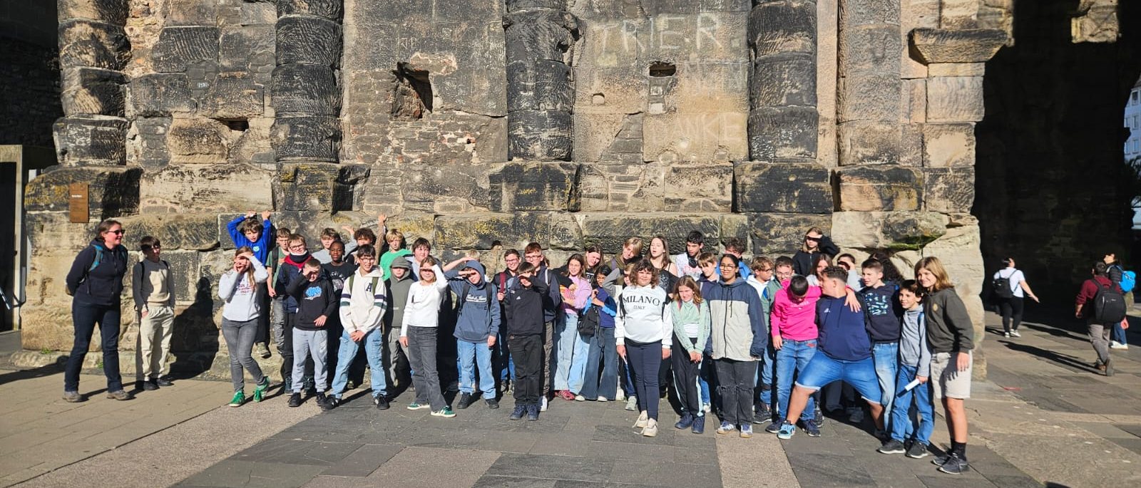Photo de groupe des élèves devant la Porta Nigra à Trèves