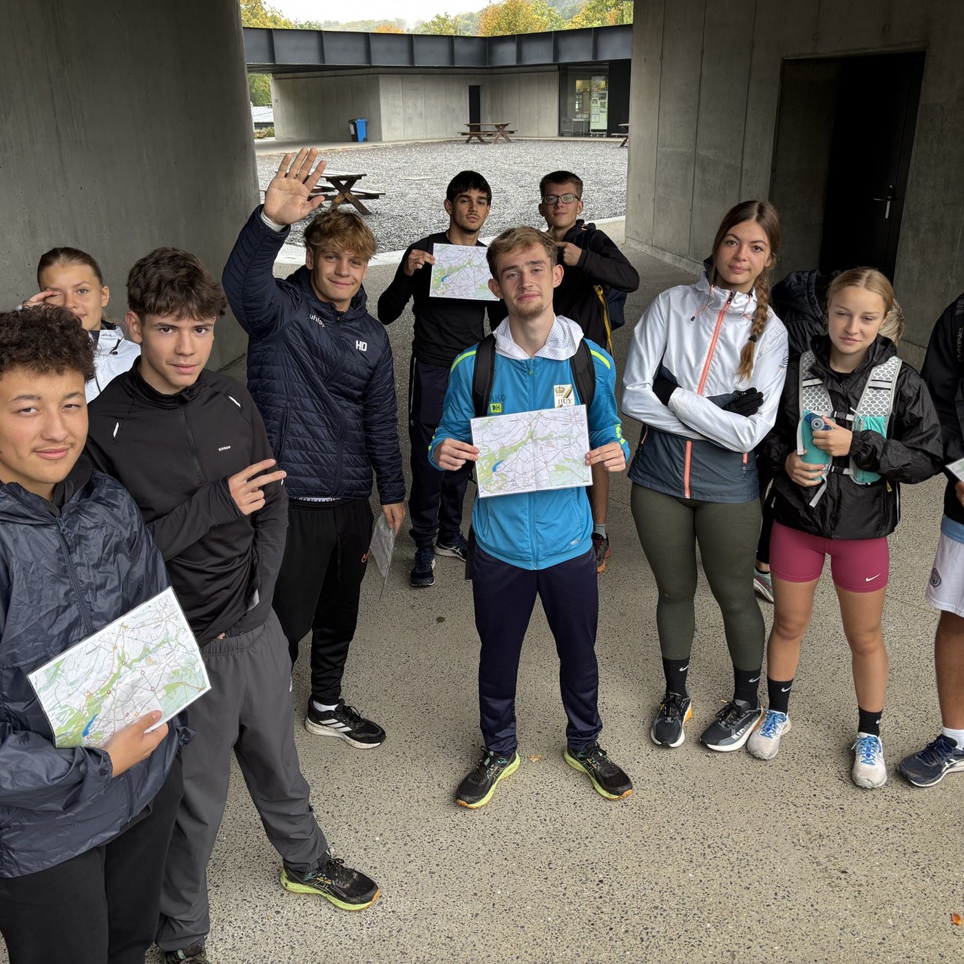Élèves avec leurs cartes avant une course d’orientation au stage de Spa