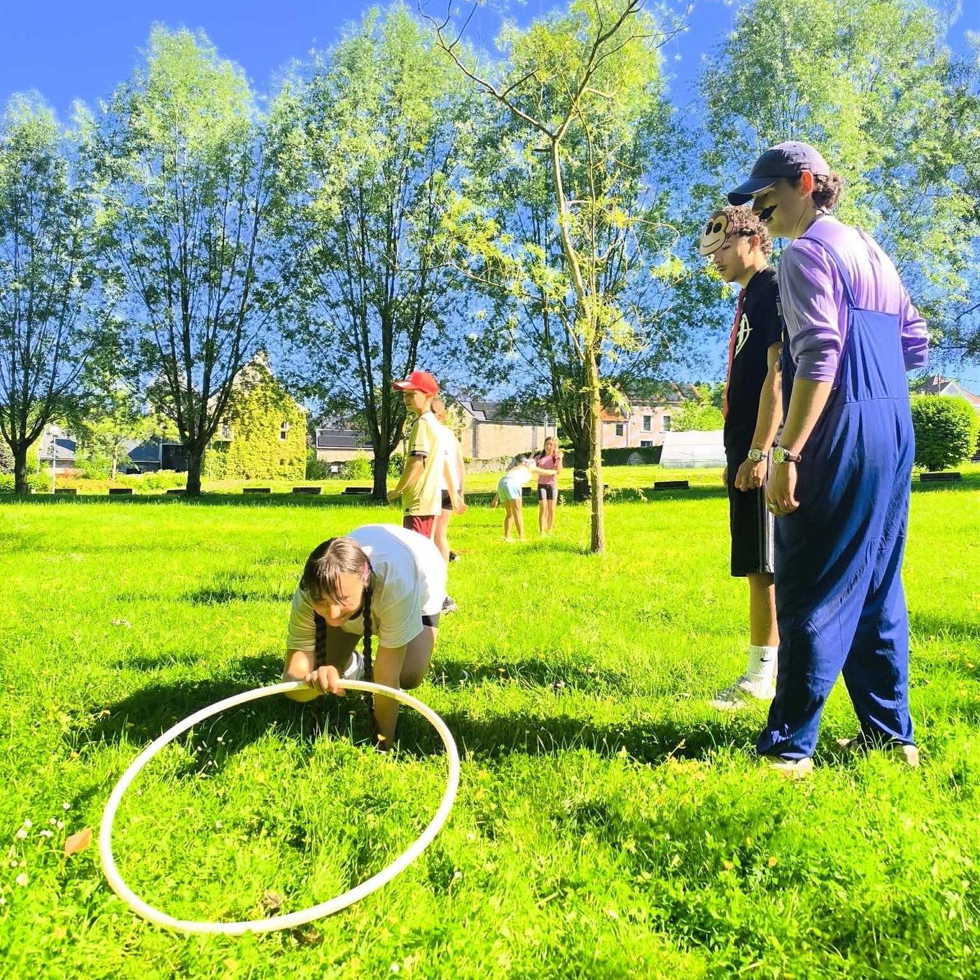 Une enfant passe dans un cerceau pendant les jeux costumés