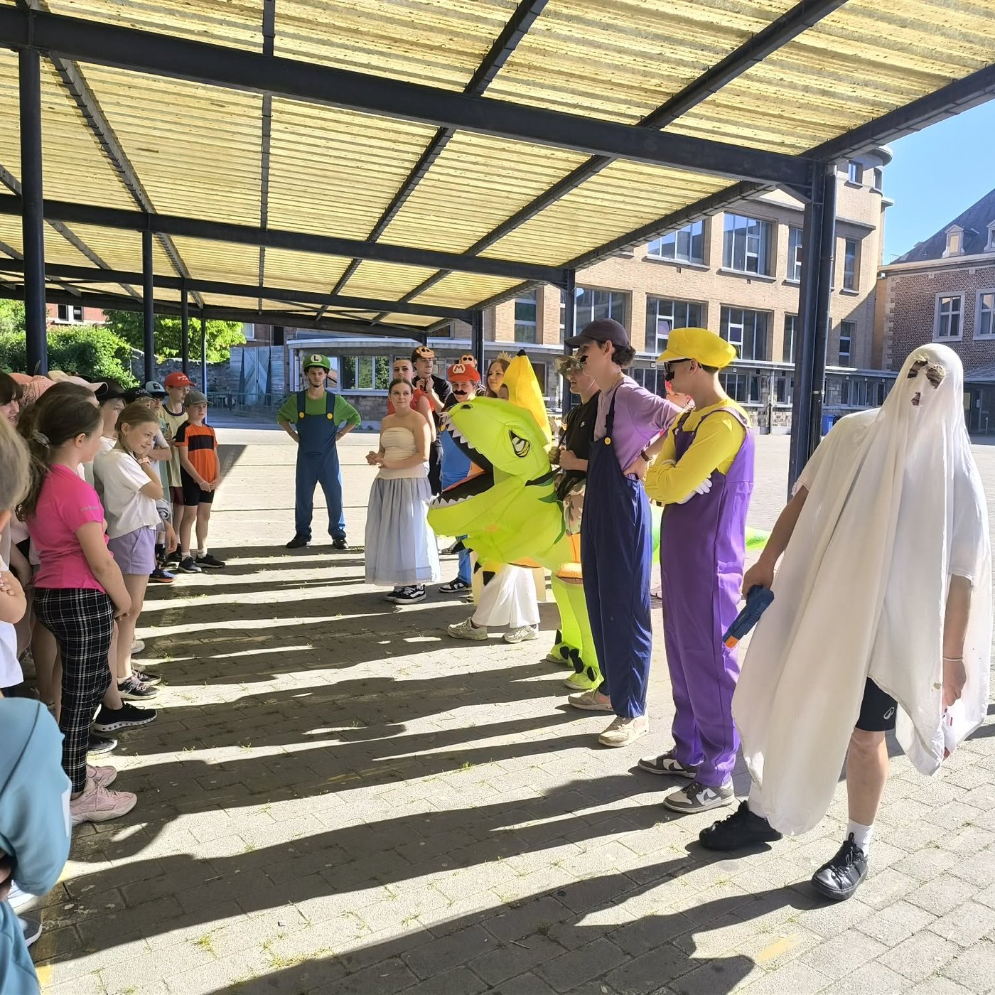 Jeux costumés sous le préau pour les enfants du fondamental