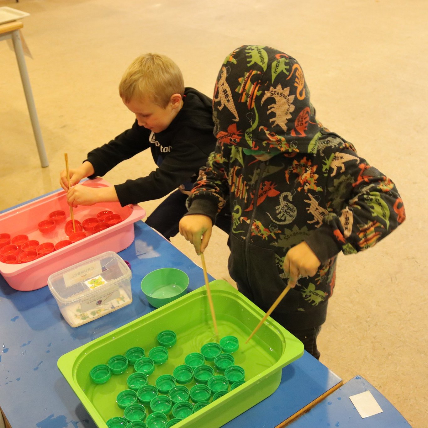 Deux enfants au jeu de pêche aux bouchons pendant la fête de l’école