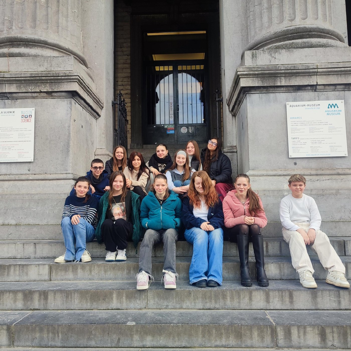 Le groupe d’élèves sur les marches de l’Aquarium-Muséum de Liège