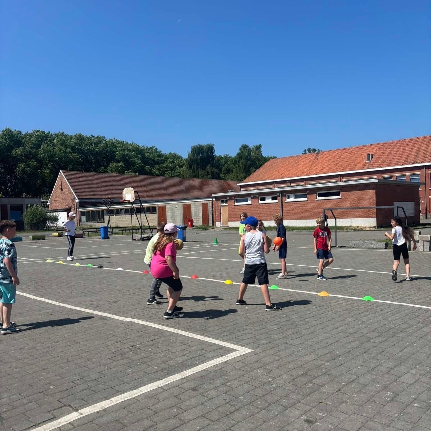 Enfants jouant au ballon dans la cour de Saint-Georges