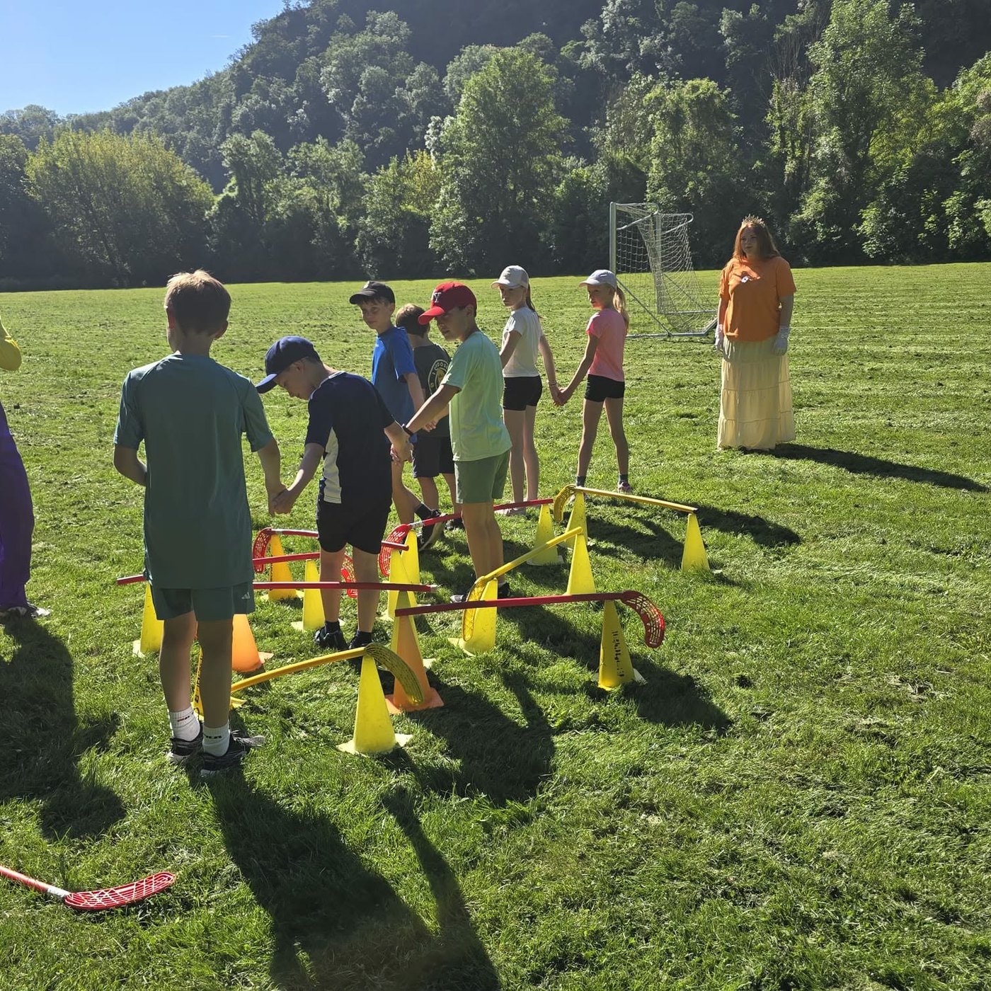 Enfants du primaire se tenant par la main sur un parcours de jeux