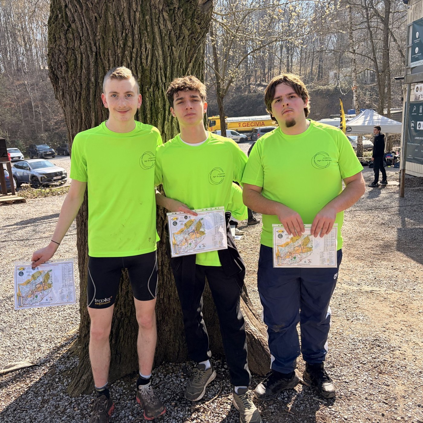 Trois élèves avec leur carte de course d’orientation