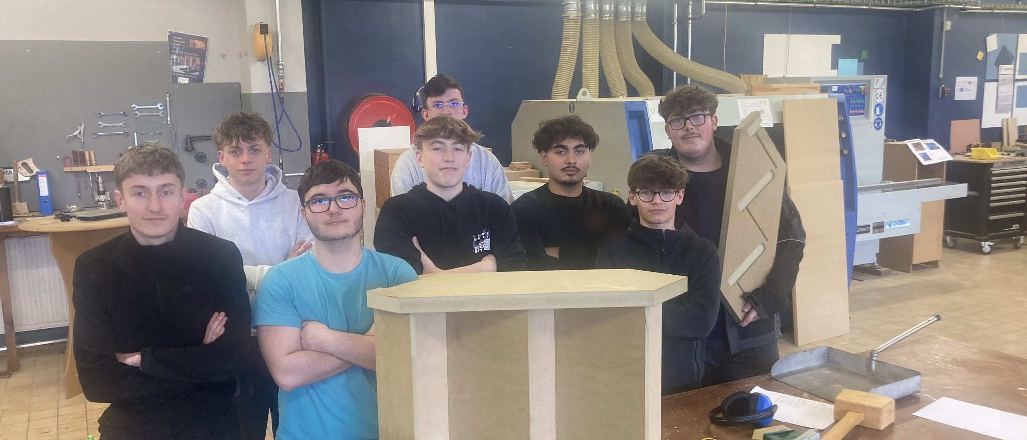 Élèves de menuiserie en formation au Centre de technologies avancées