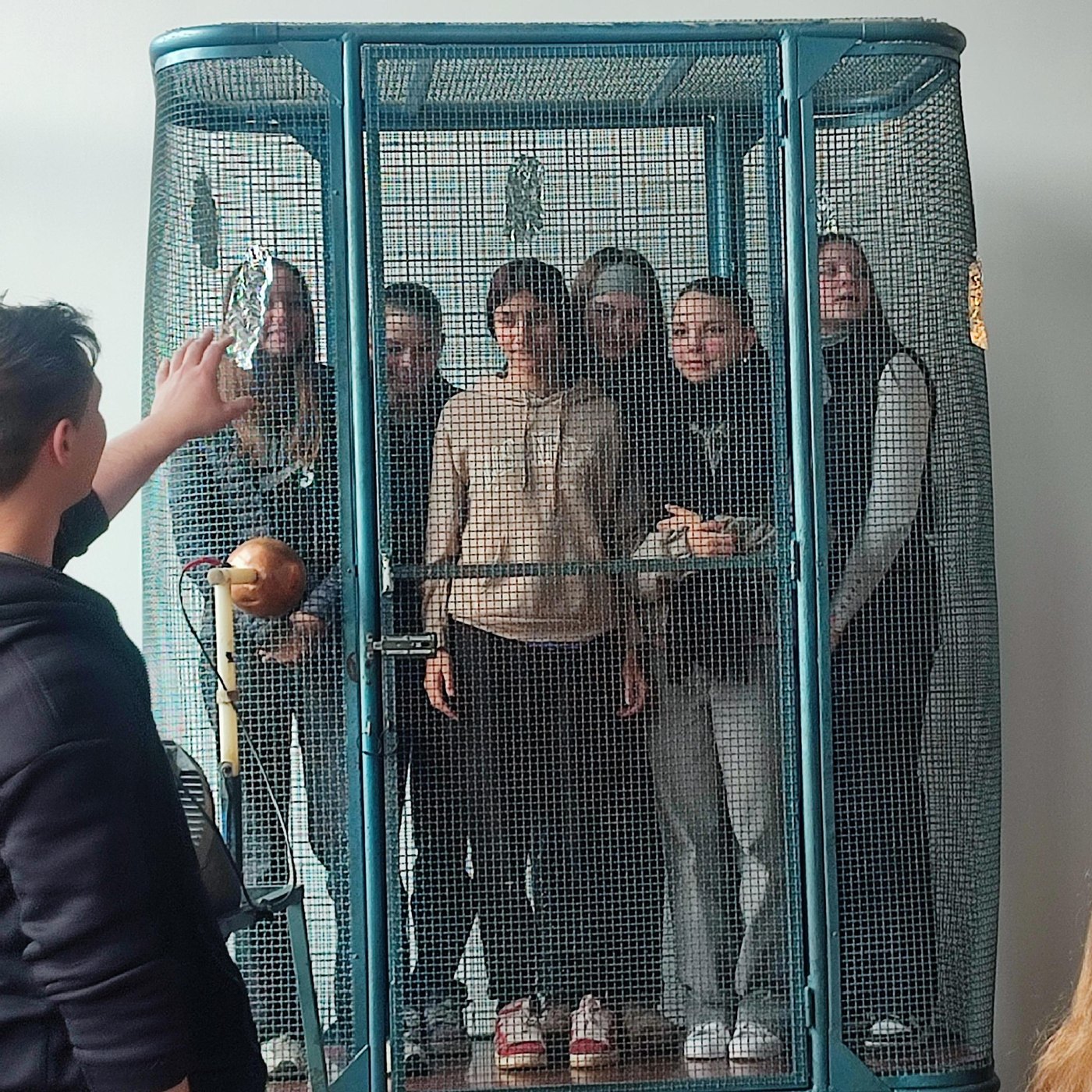 Élèves dans une cage de Faraday à la Maison de la Science