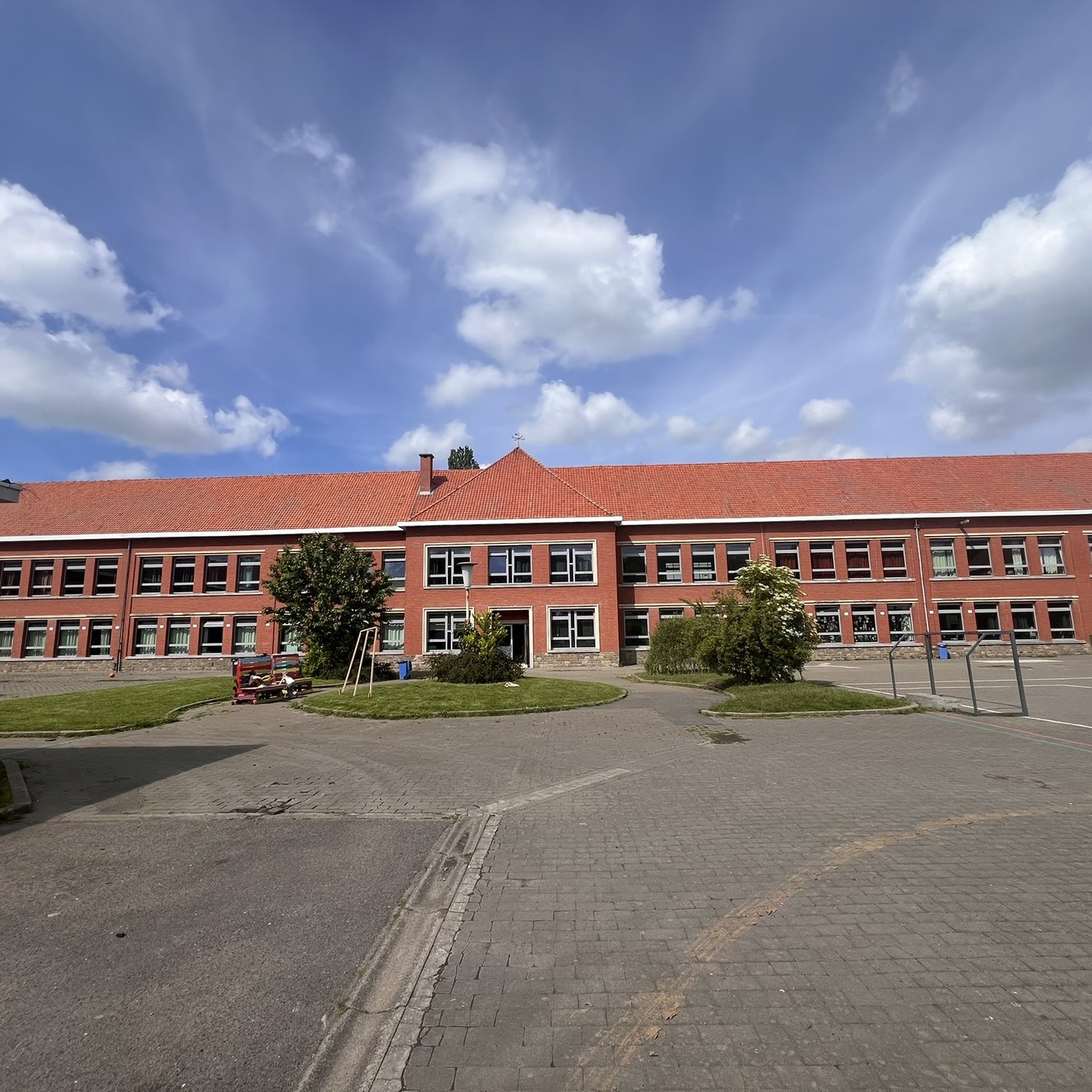 Le bâtiment principal et la cour du campus de Saint-Georges