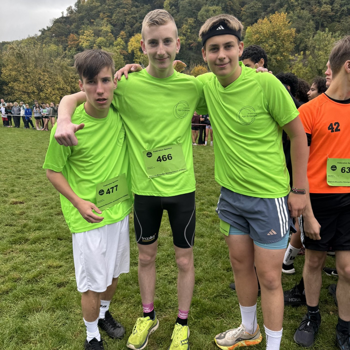 Trois élèves en t-shirt vert après le cross provincial