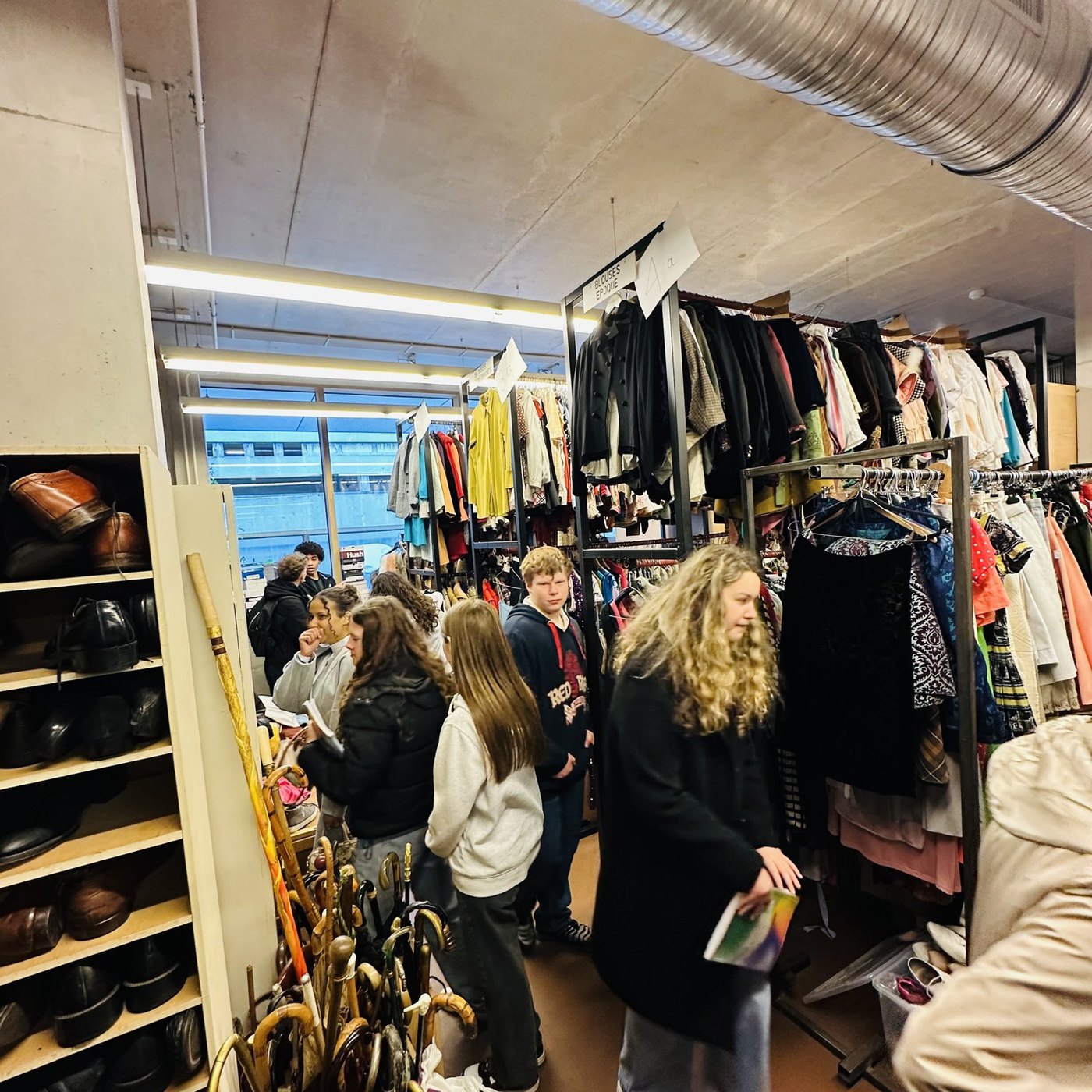 Élèves dans la réserve de costumes du Théâtre de Liège