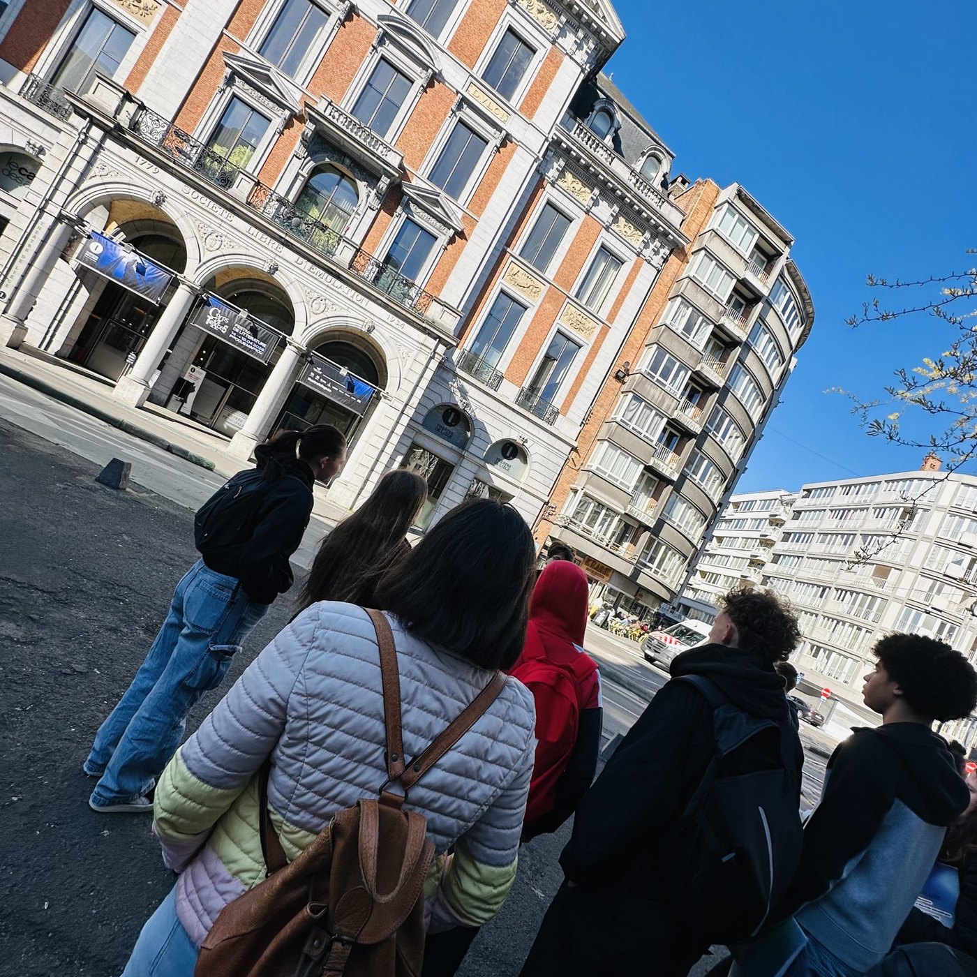 Élèves de 4e devant le Théâtre de Liège