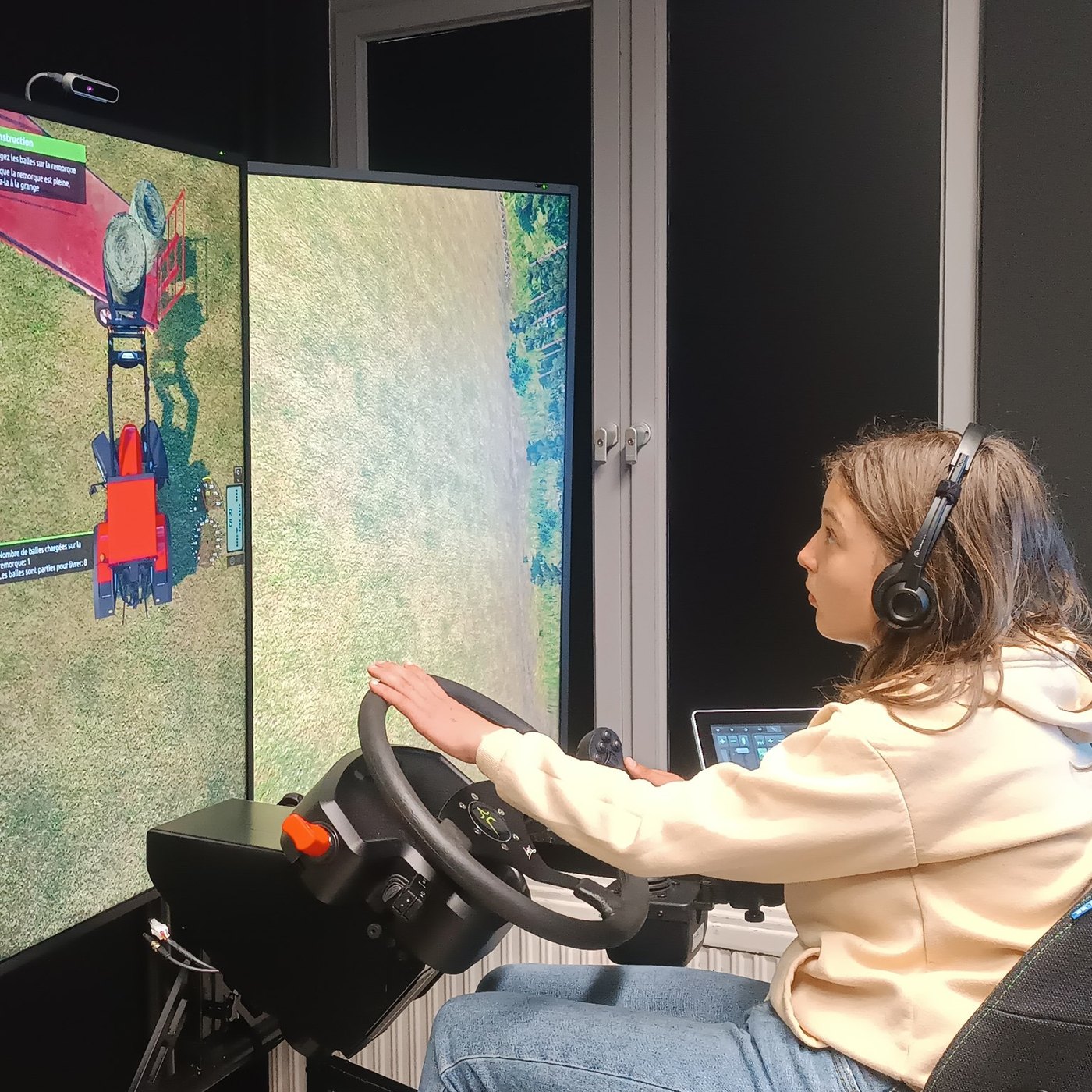 Élève s’exerçant sur un simulateur de conduite de tracteur