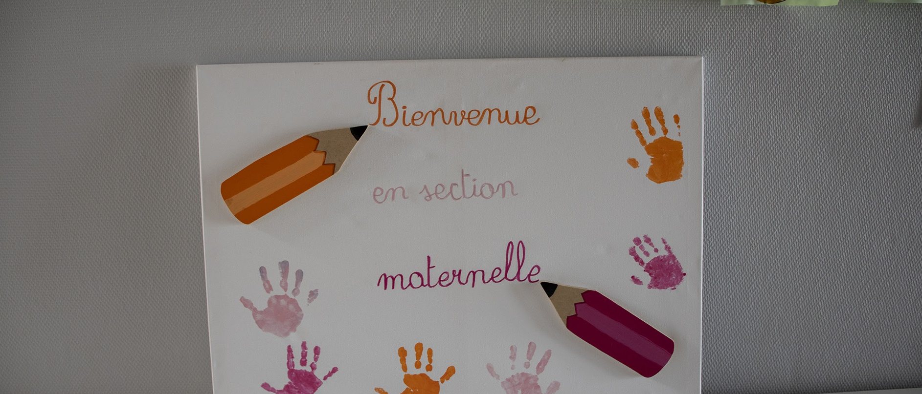 Toile « Bienvenue en section maternelle » avec empreintes de mains