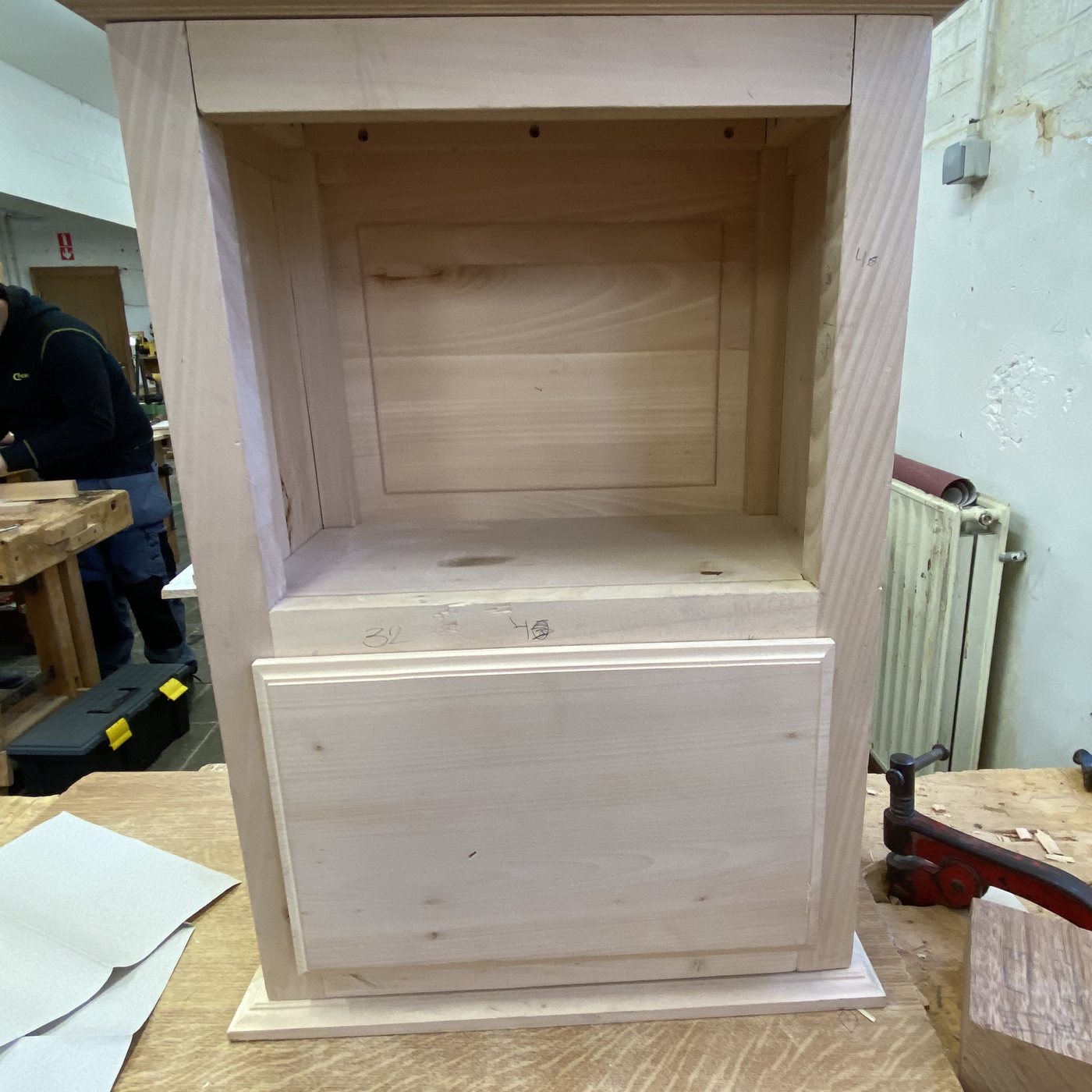 Petit meuble en bois massif réalisé par un élève