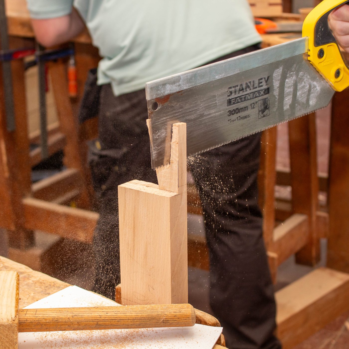 Scie à dos tranchant un tenon dans du hêtre