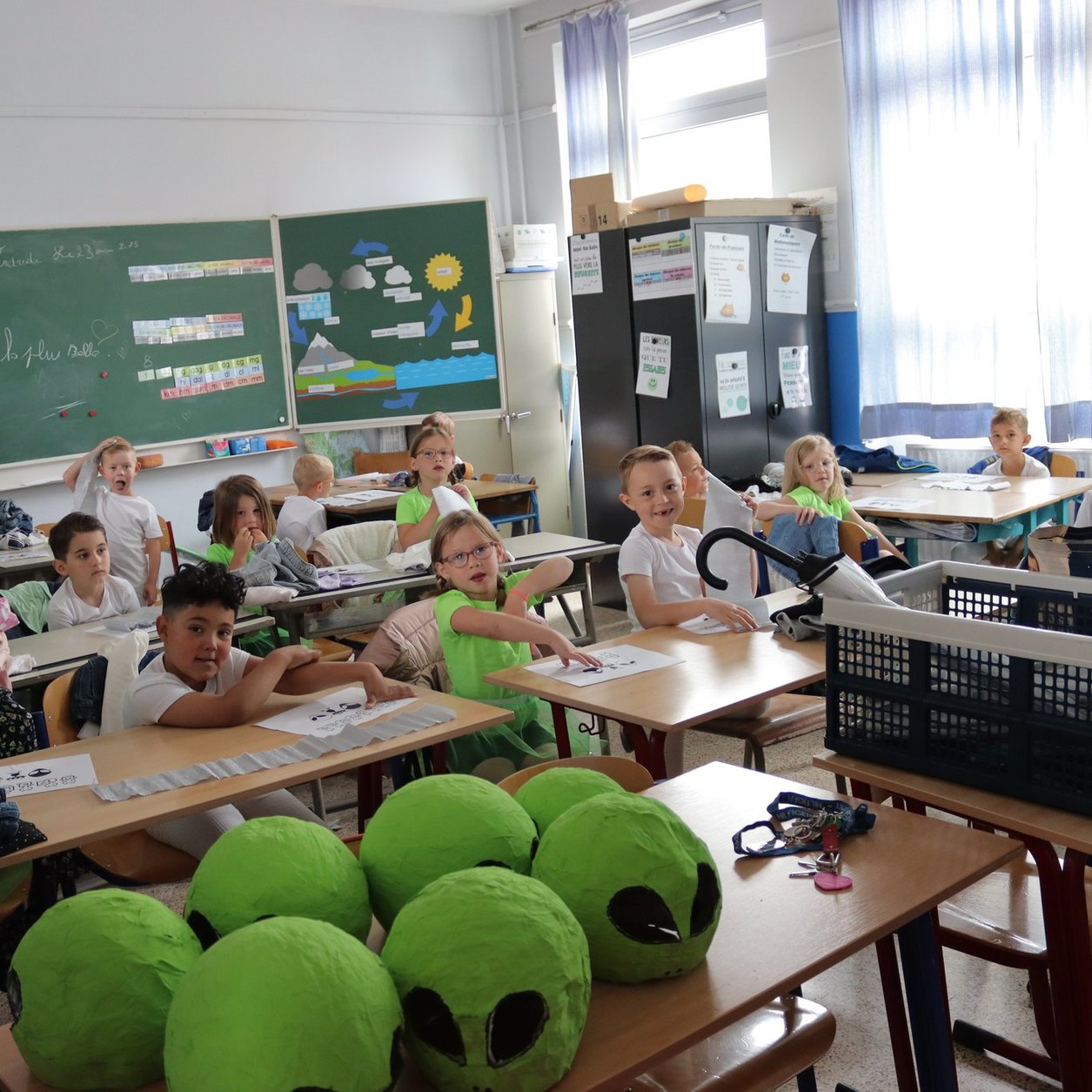 Élèves du primaire en classe, prêts pour le spectacle de l’école