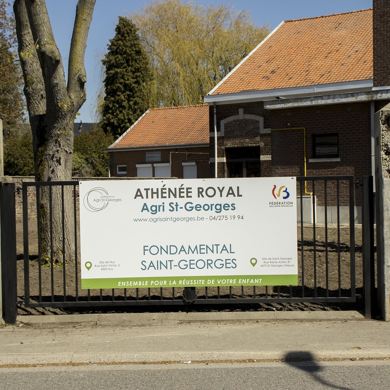 Panneau Fondamental Saint-Georges à l’entrée de l’école