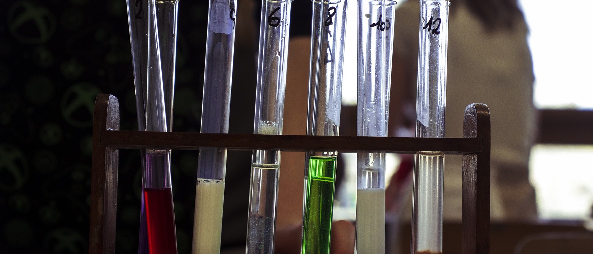 Éprouvettes aux liquides colorés au laboratoire