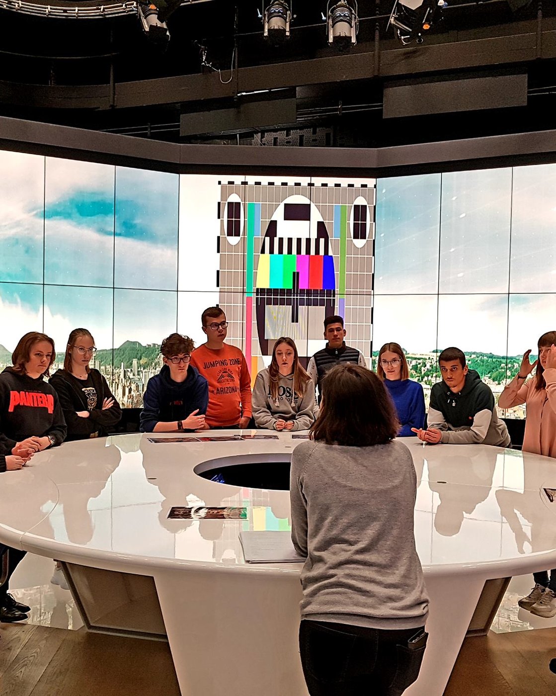 Élèves en visite sur un plateau de télévision