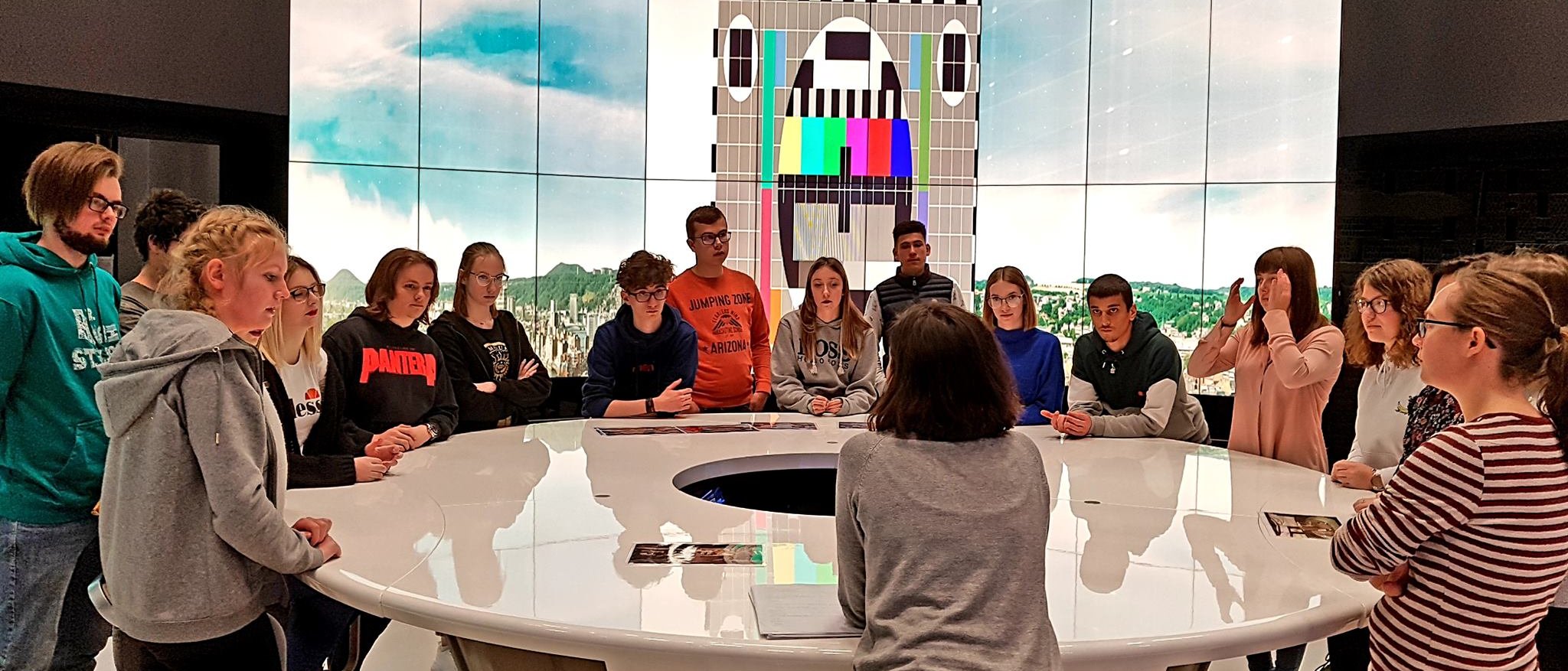 Élèves découvrant un plateau de télévision