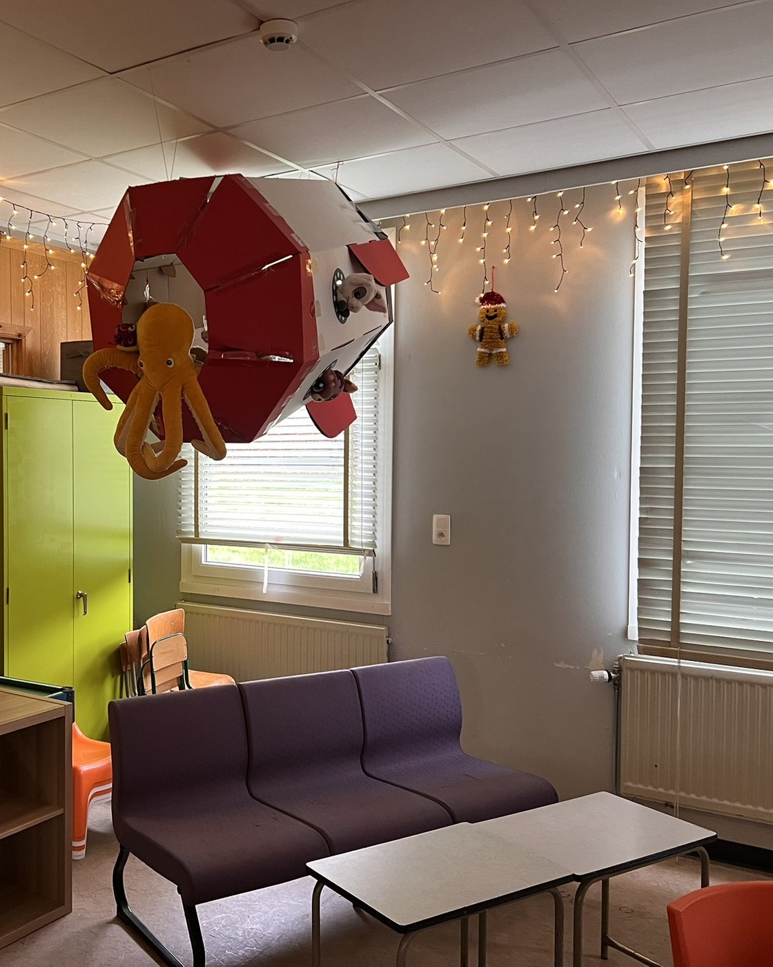 Salle de jeux de l’internat avec billard et banquette