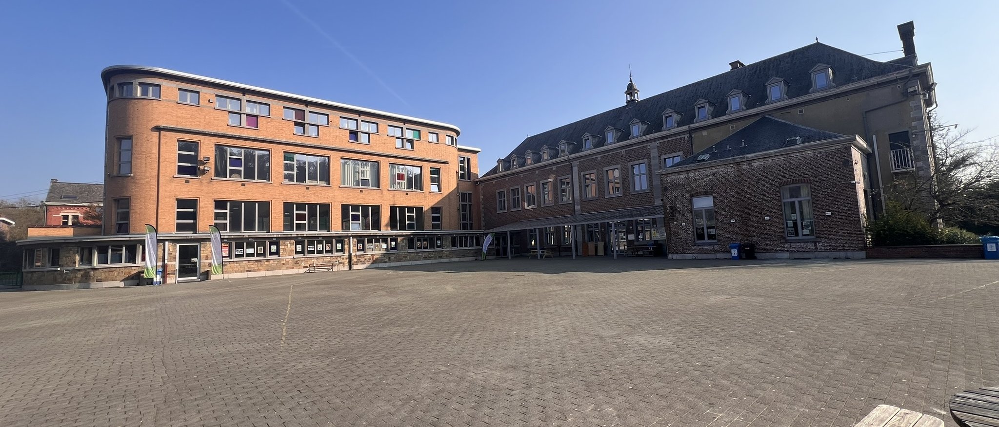 Cour du campus de Huy, entre le bâtiment Art déco et l’ancienne abbaye