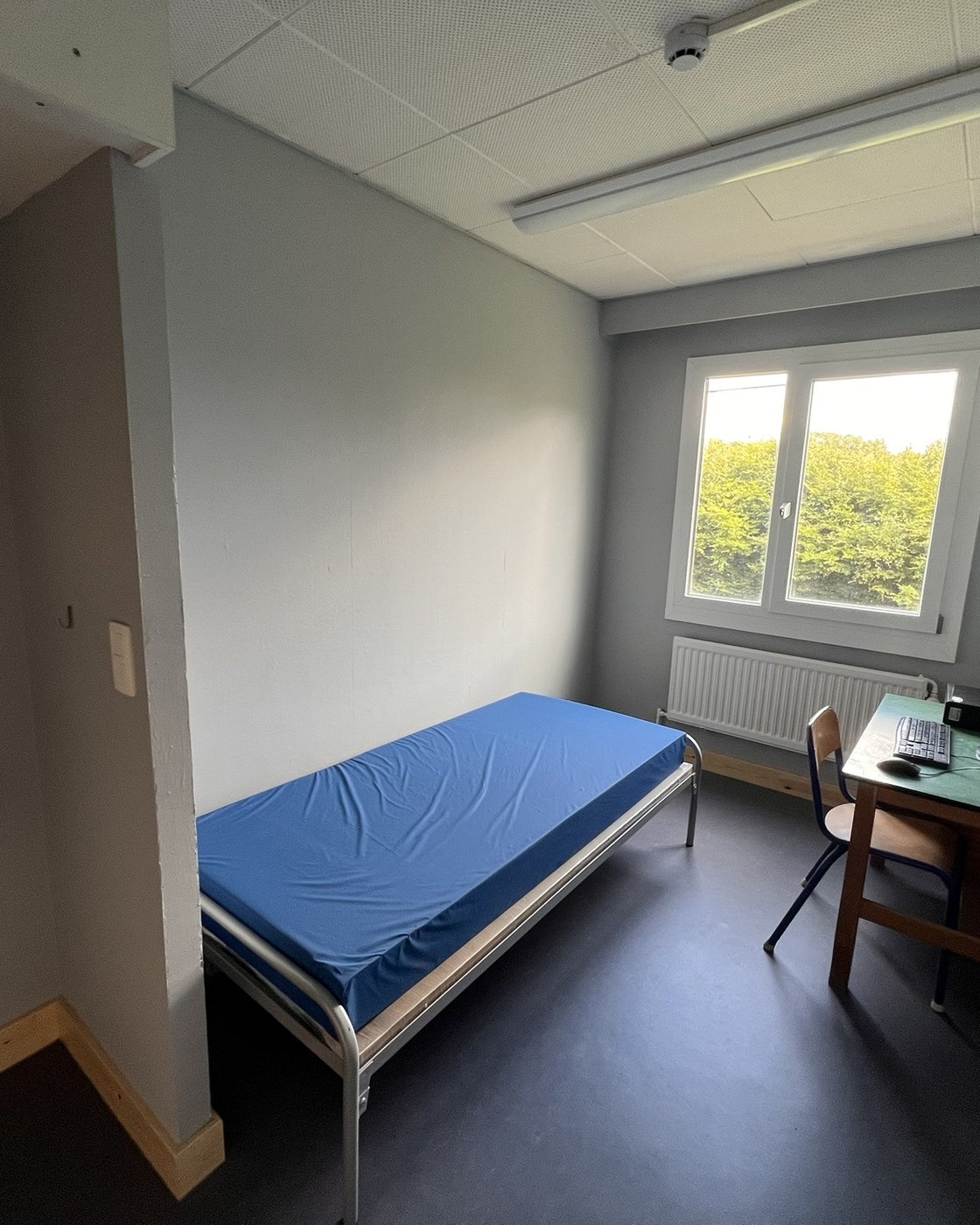 Chambre rénovée de l’internat avec lit et bureau